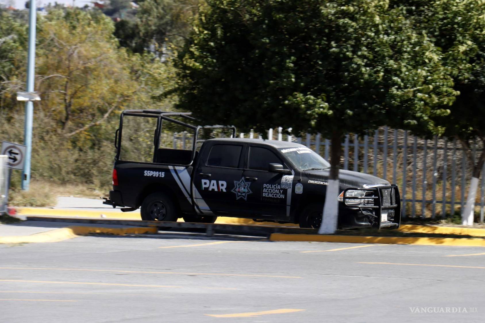 $!Se observó movimiento de patrullas y vehículos oficiales.