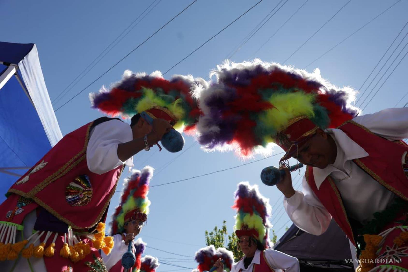 $!La devoción durante el Día de San Judas Tadeo combina tradición, fe y esperanza, convirtiendo la calle José María La Fragua en un espacio de comunidad y agradecimiento en Saltillo.