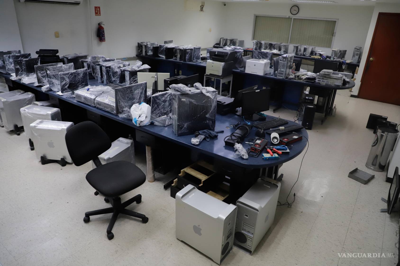 $!Equipos informáticos permanecen inactivos en la antigua redacción del periódico independiente Tribuna -que cerró dos años antes- en Campeche.