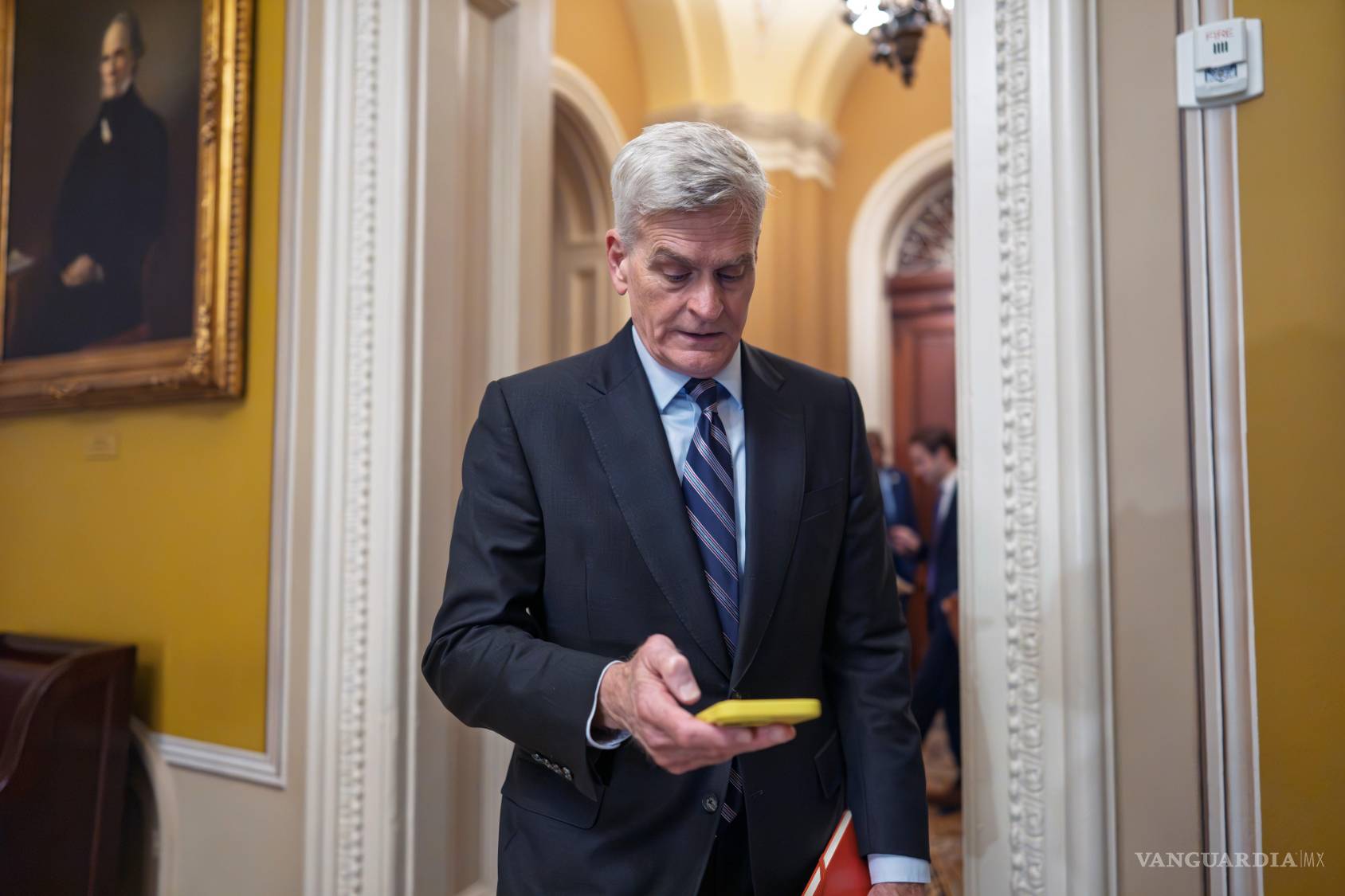 $!El senador republicano Bill Cassidy se dirige a una reunión política republicana a puerta cerrada en el Capitolio en Washington