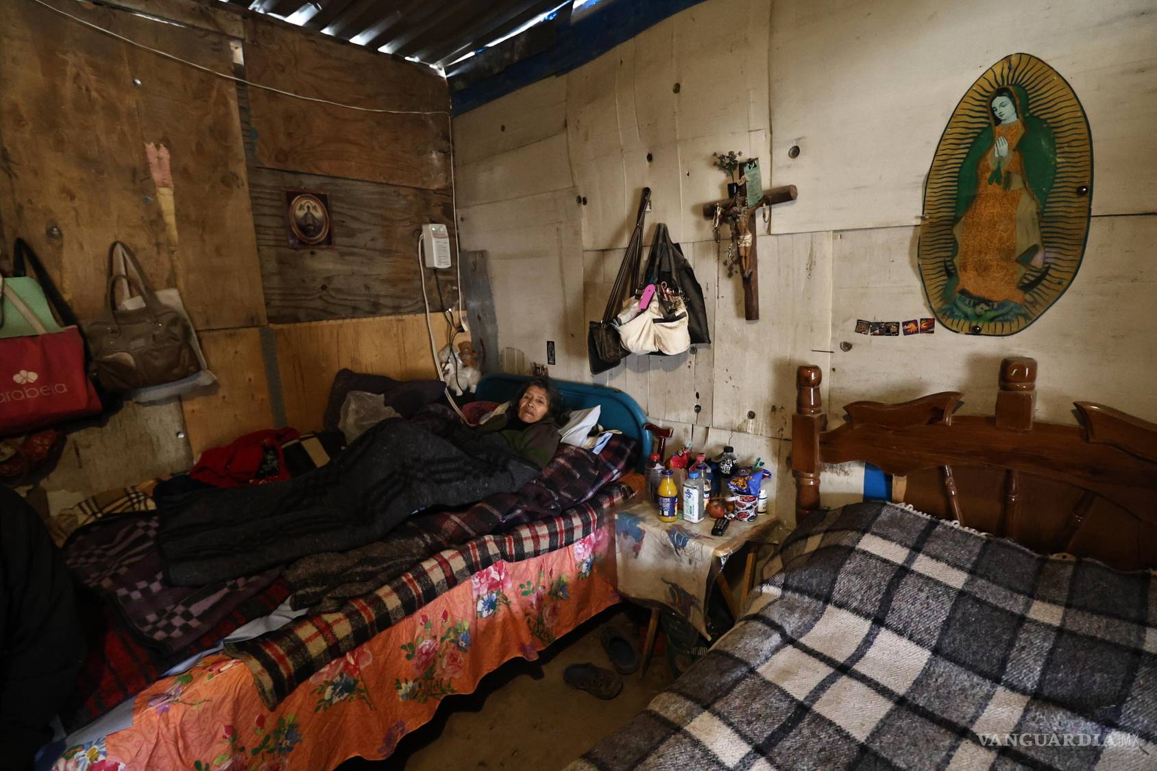 $!Las bajas temperaturas evidenciaron las condiciones precarias en las que viven familias que habitan casas de madera, cartón y lámina en la periferia de la ciudad.