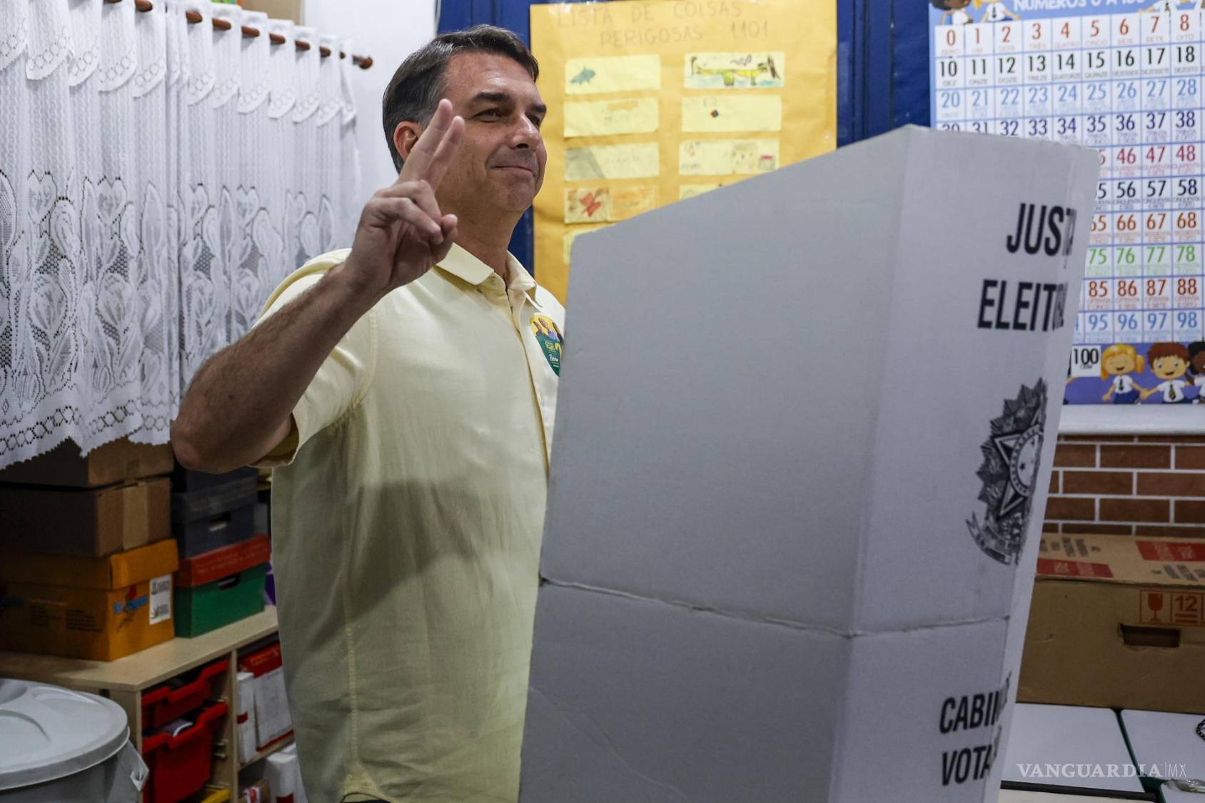 $!El candidato a la presidencia de Brasil, Flavio Bolsonaro, vota este domingo, durante las elecciones presidenciales en Río de Janeiro, Brasil.