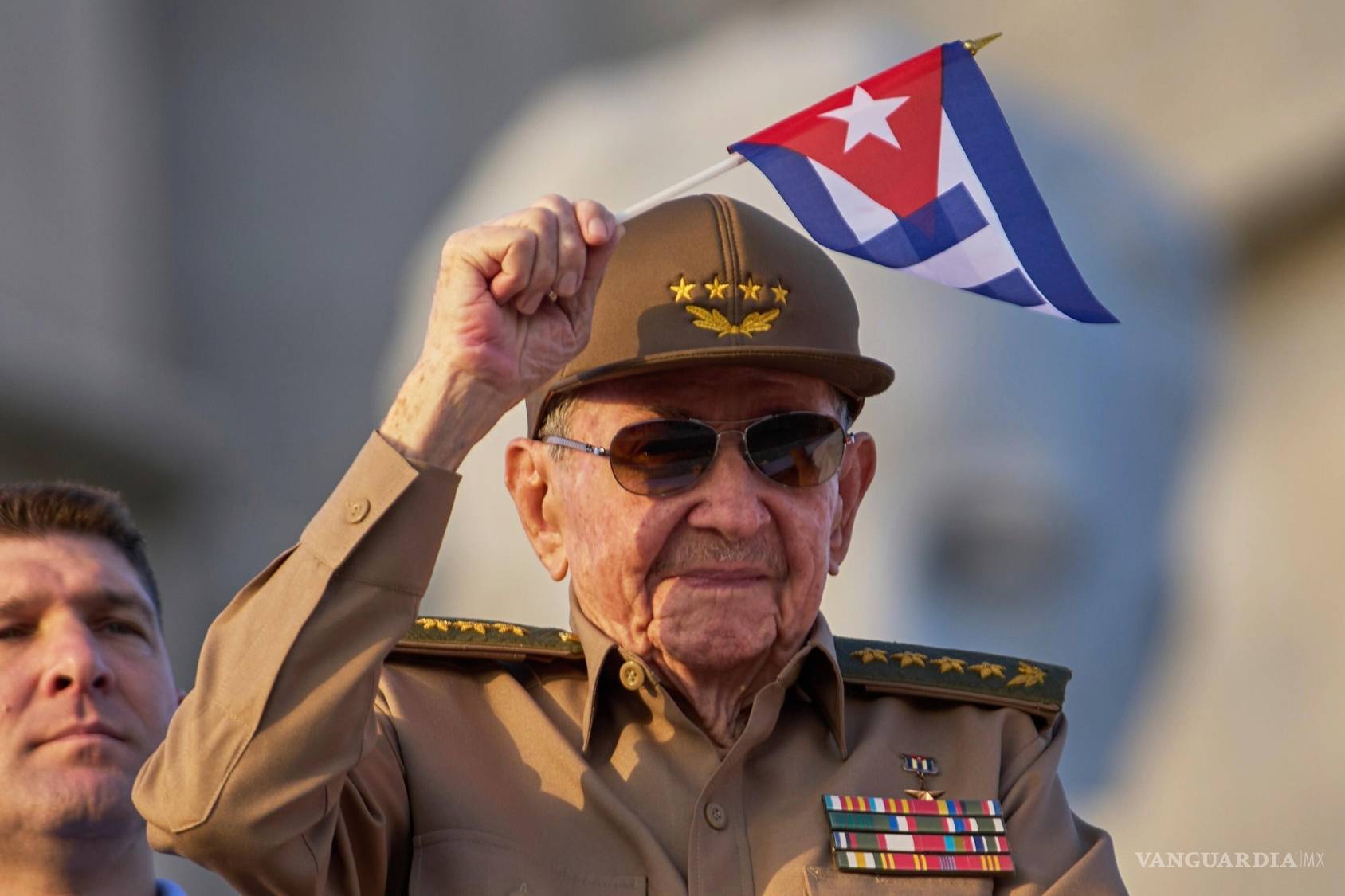 $!Raúl Castro ondea una bandera nacional cubana durante un desfile del Primero de Mayo en la Plaza de la Revolución en La Habana, 1 de mayo de 2025.