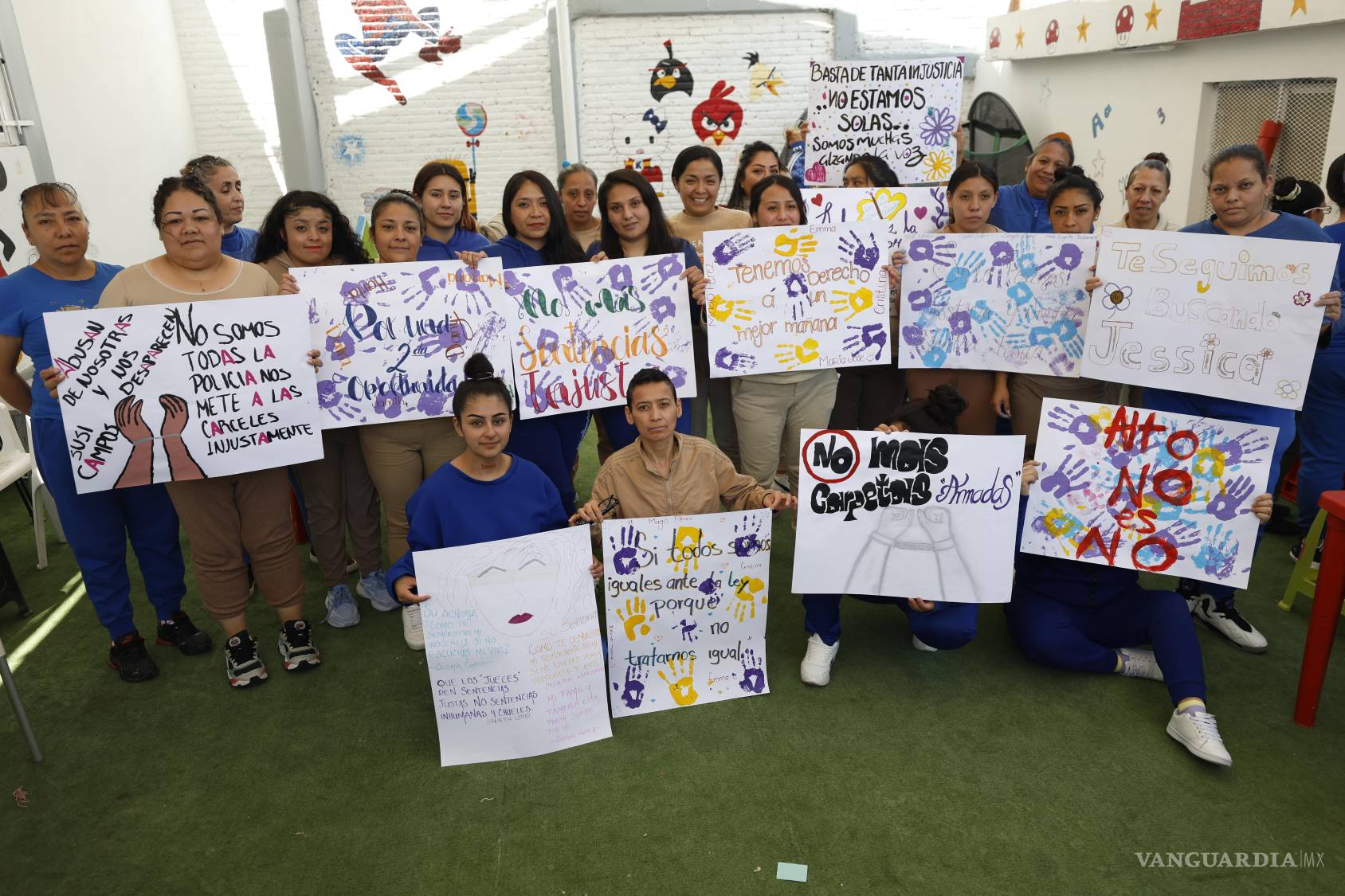 $!Aunque no podrán marchar, un grupo de mujeres prepara carteles que este 8M recorrerán las calles junto con pancartas elaboradas en varios reclusorios del país.