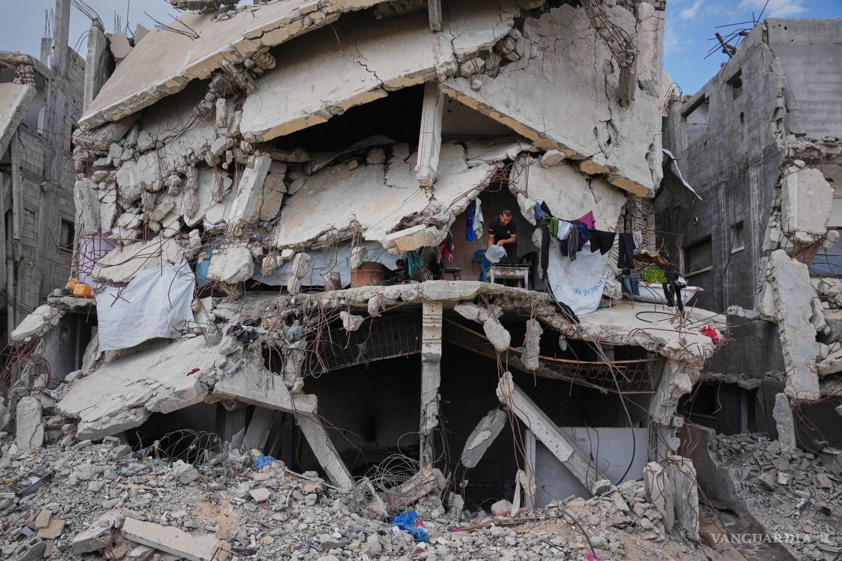 $!Murid Akhziq, de 43 años, enciende un fuego para cocinar dentro de su casa, que quedó destruida durante la guerra de Israel y Hamás, en Ciudad de Gaza.