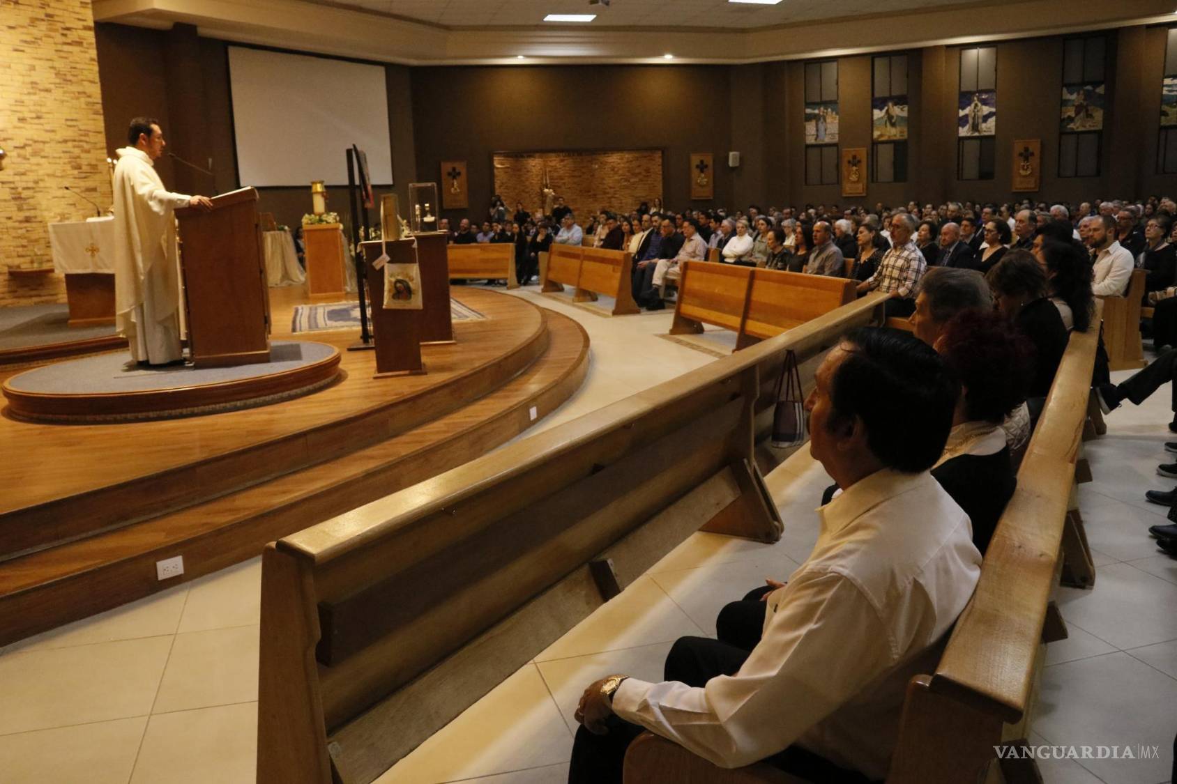 $!Representantes de diversos colectivos asistieron a la ceremonia religiosa y destacaron el activismo de la “defensora por la defensa y el cuidado del agua”.