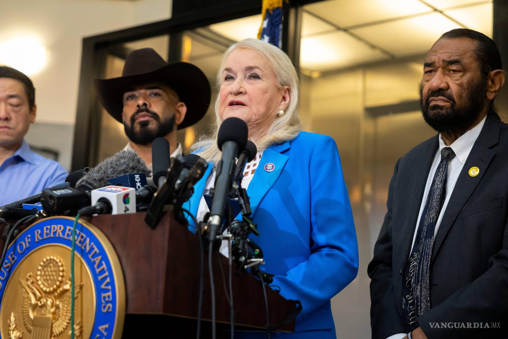 $!La congresista Sylvia Garcia habla durante una rueda de prensa sobre el caso de Lorenzo Salgado Araujo en Houston.