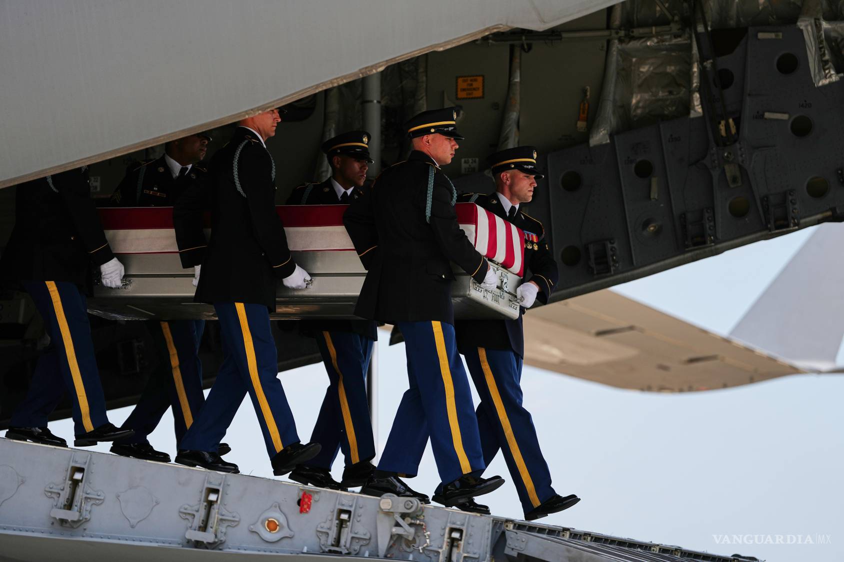$!Un equipo del Ejército de EU traslada un ataúd que contiene los restos del teniente primero Tyler James Feehan en la Base de la Fuerza Aérea de Dover, Delaware.