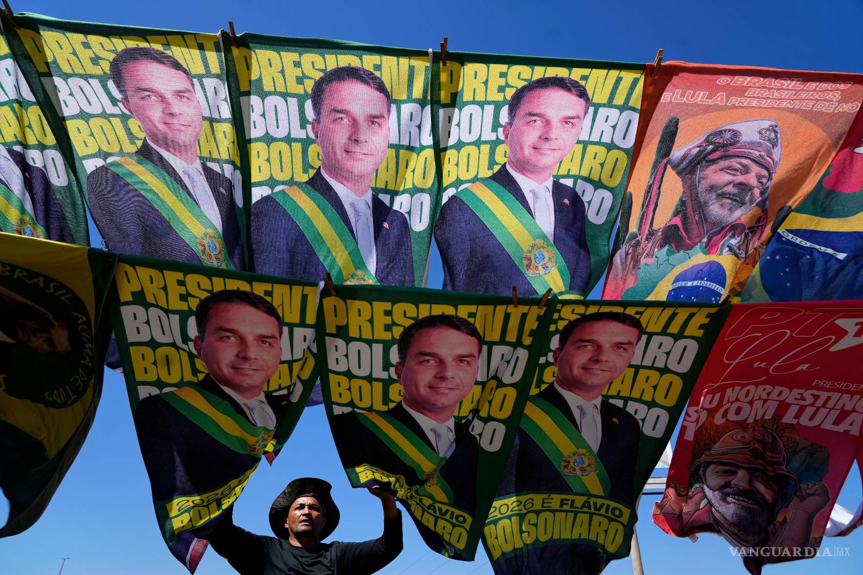 $!Un vendedor ambulante ofrece banderas de campaña de los candidatos presidenciales, Flavio Bolsonaro y Luiz Inácio Lula da Silva, en Brasilia, Brasil.
