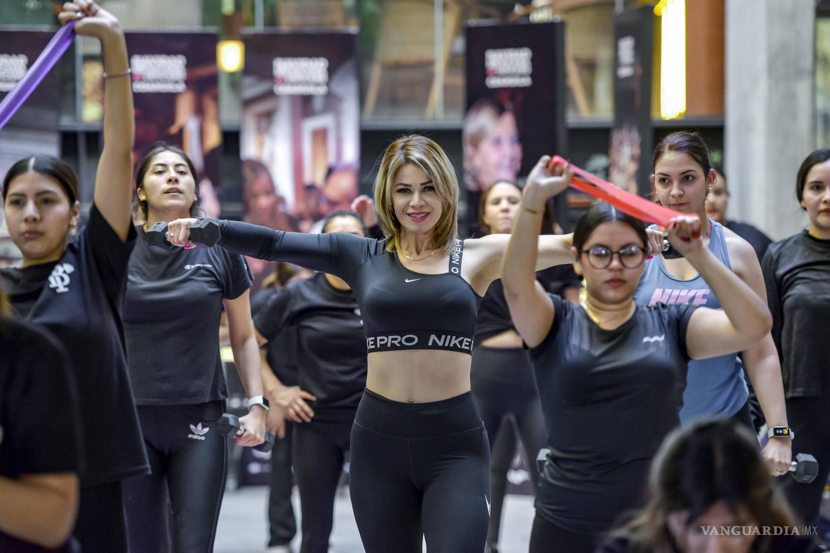 $!Las participantes siguen las indicaciones durante la intensa sesión de entrenamiento funcional en Il Mercato Gentinoli.