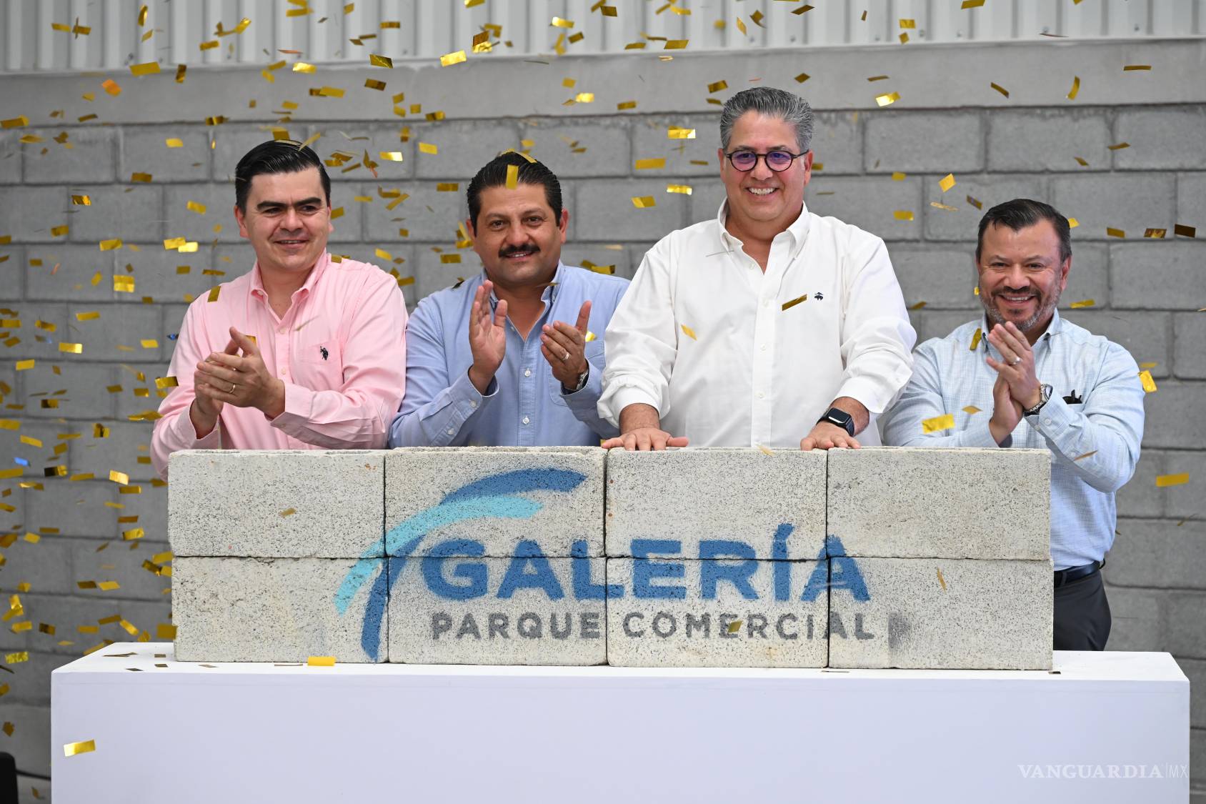 $!Miembros del Consejo de Administración de Grupo Galería colocaron los ladrillos que completaron el logotipo del nuevo desarrollo.