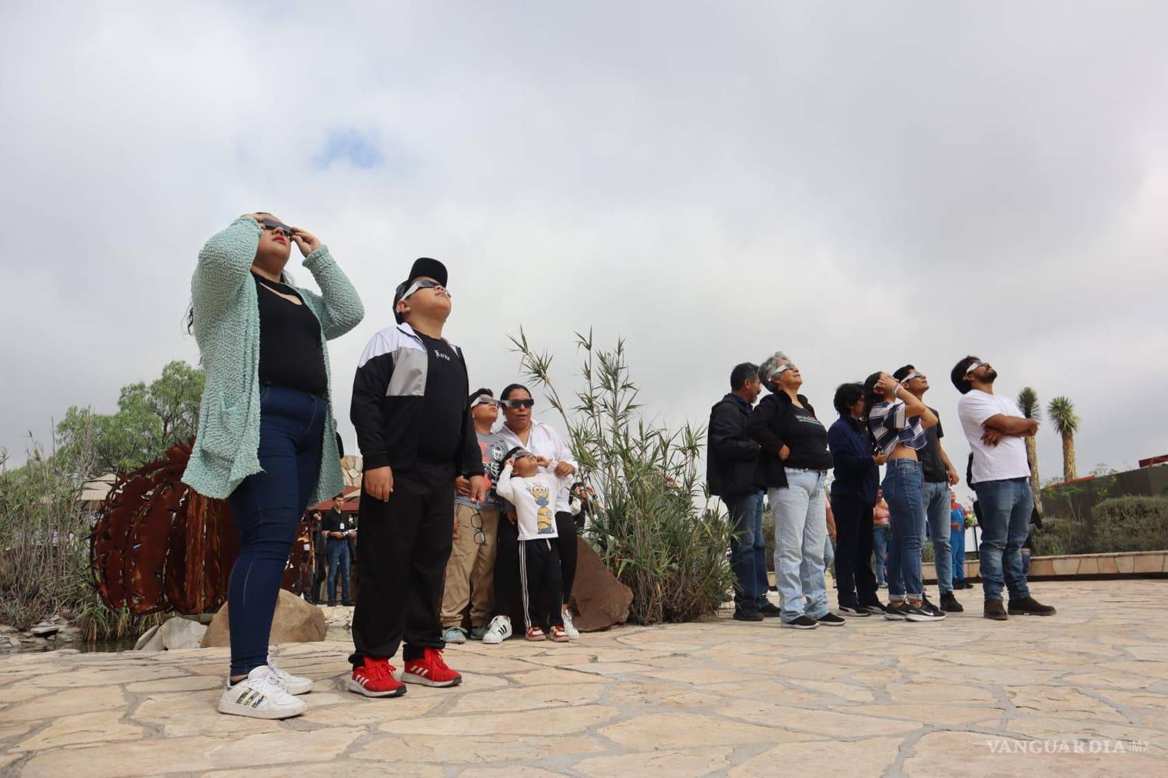 $!‘Nos agüitamos tantito porque no se vio en Saltillo’; eclipsan nubes al ‘anillo de fuego’ (fotogalería)