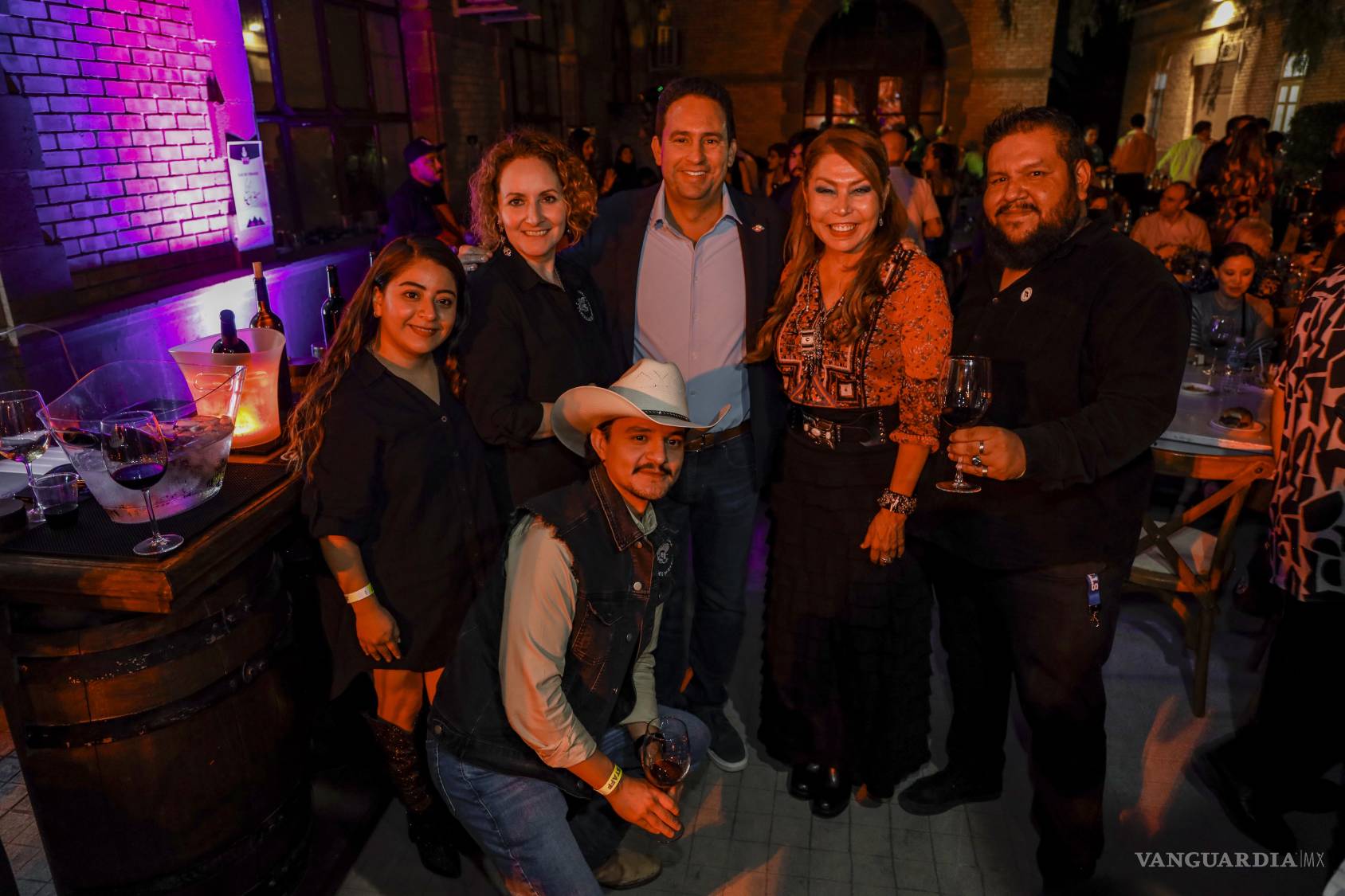 $!La última cita del año de Vive tu Centro se llevó a cabo en el Archivo Municipal donde los asistentes disfrutaron casi un centenar de productos diferentes. Omar Saucedo