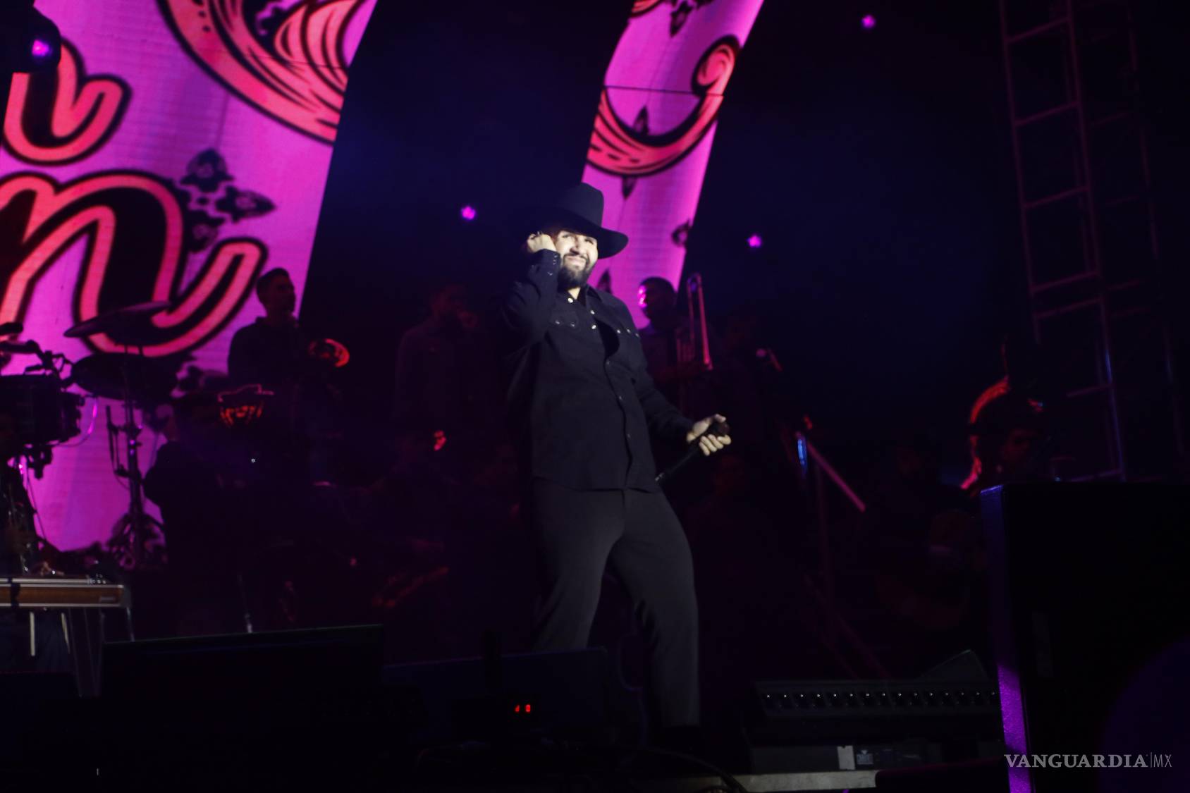 $!Carin León vence al frío y hace cantar al público saltillense en concierto