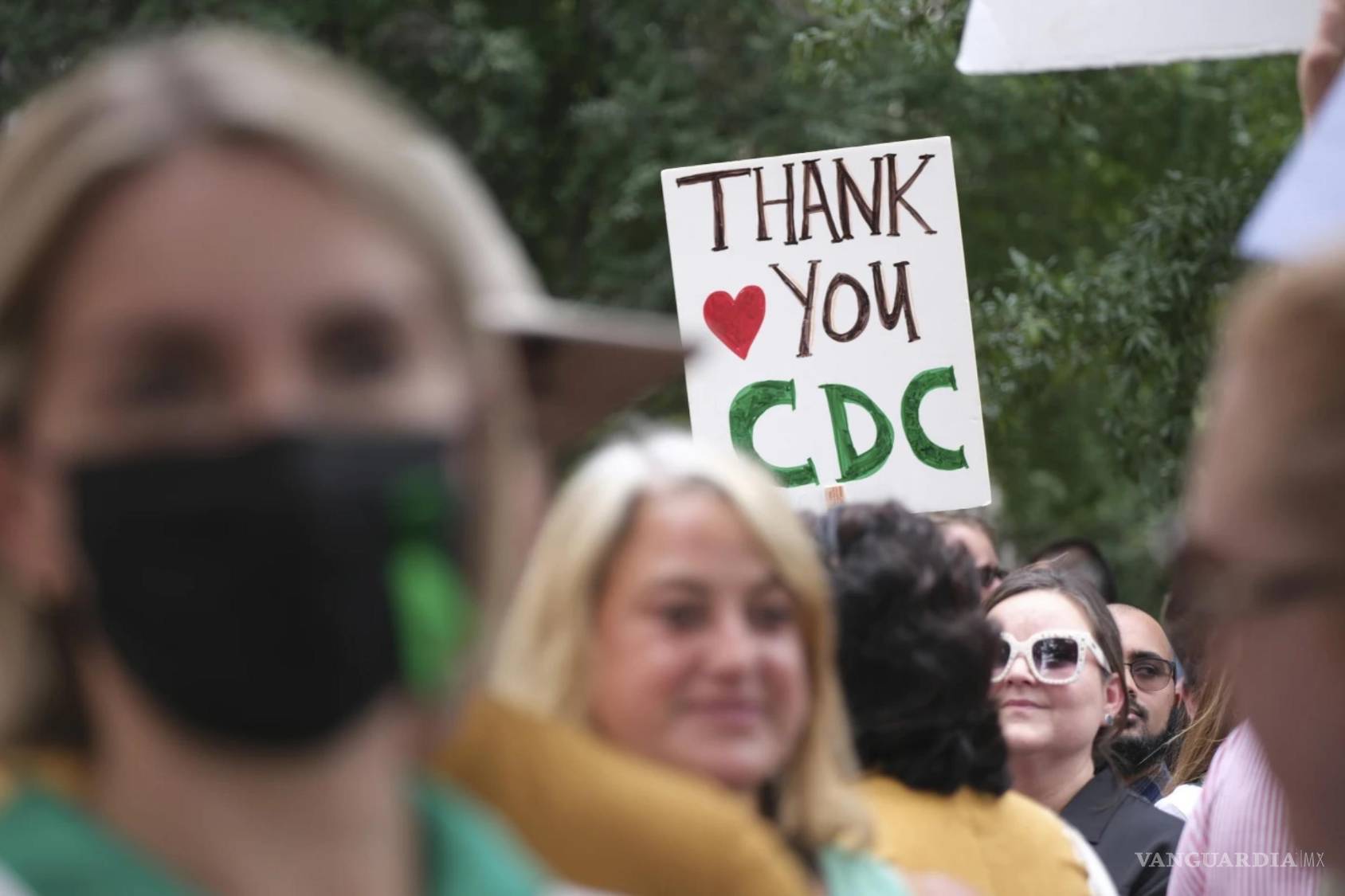 $!Trabajadores y simpatizantes se reúnen para apoyar a líderes científicos que dejan sus cargos en los CDC, el jueves 28 de agosto de 2025, en Atlanta.