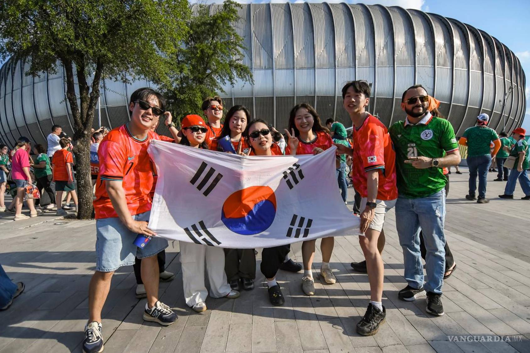 $!Aficionados de Corea del Sur y sudafricanos recorrieron las calles de Monterrey antes del partido, emocionados por vivir su primera experiencia mundialista en México.