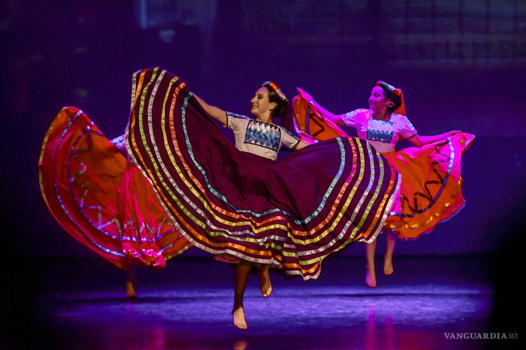 $!Celebran gala del Ballet Folklórico Xochipitzahuatl del Colegio Nicolás Bravo de Saltillo
