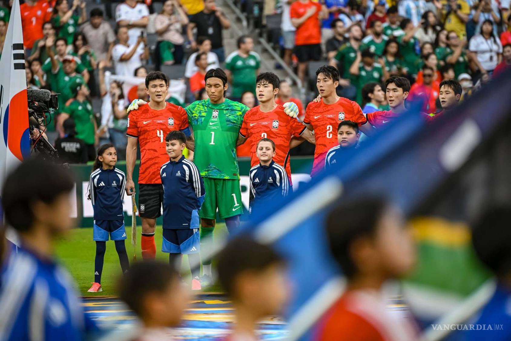 $!La afición de distintas nacionalidades convivió en las gradas y protagonizó uno de los momentos más llamativos al cantar juntos “Cielito Lindo”.