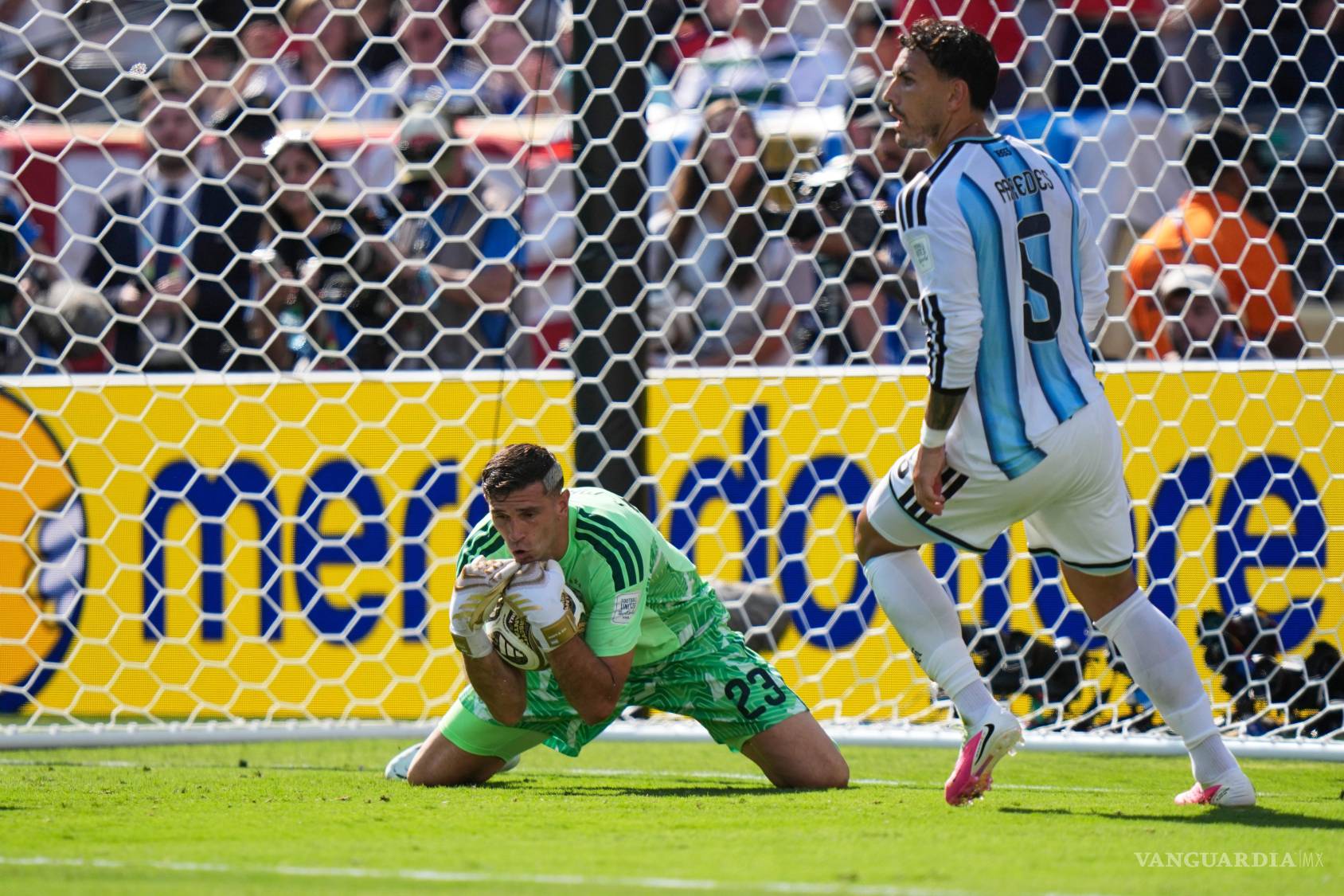 $!Emiliano Martínez sostuvo a Argentina con 10 atajadas, aunque no pudo detener el zurdazo que coronó a España.
