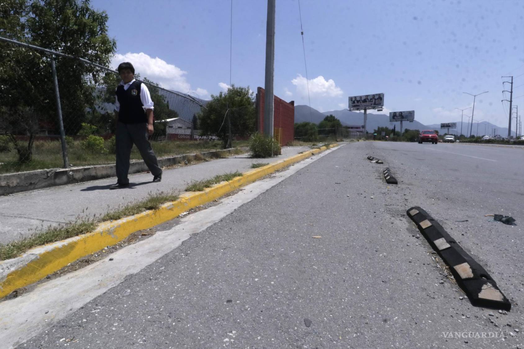 $!El espacio de la Ciclovía continuamente es ocupado por vehículos.