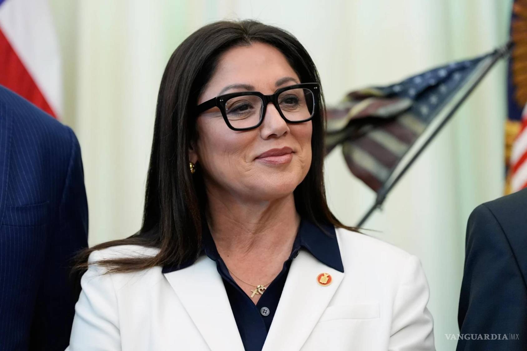 $!La exsecretaria de Trabajo, Lori Chavez-DeRemer, escucha mientras el presidente Donald Trump habla en el Despacho Oval de la Casa Blanca.