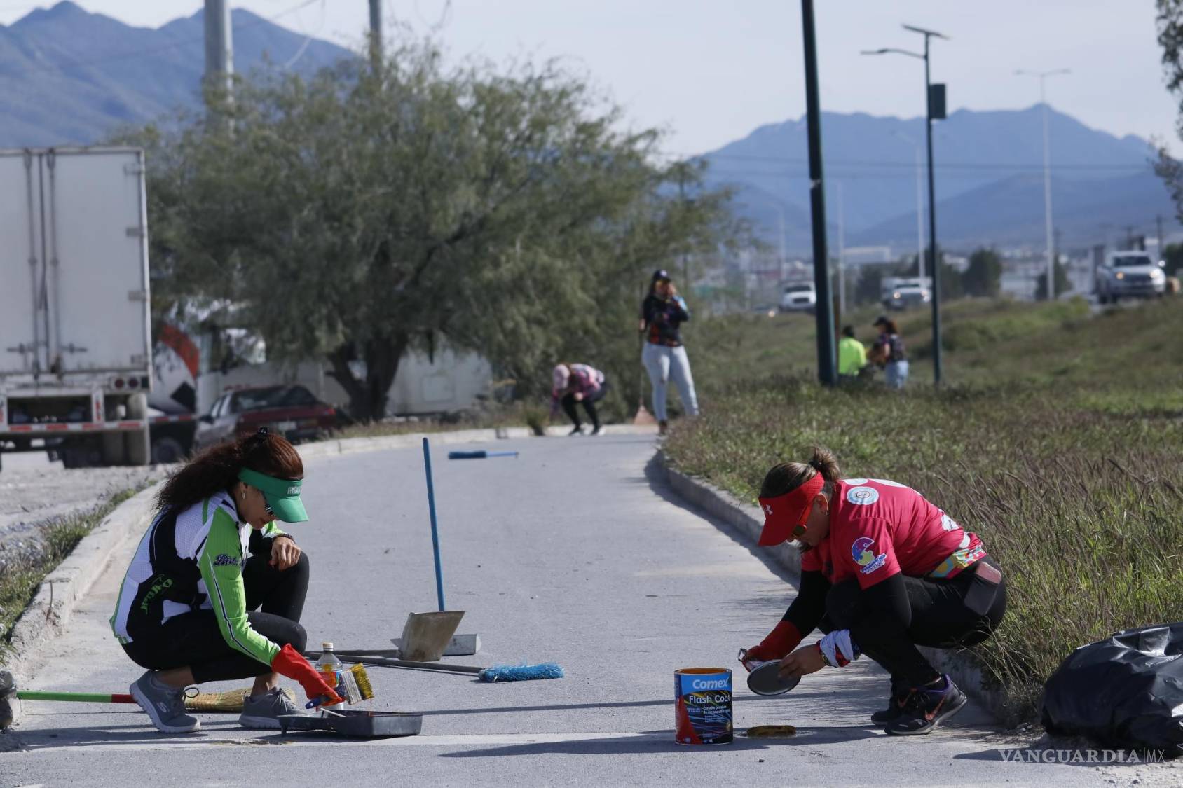 $!Ante la falta de respuesta oficial, la comunidad asume la responsabilidad de revitalizar la ciclovía.