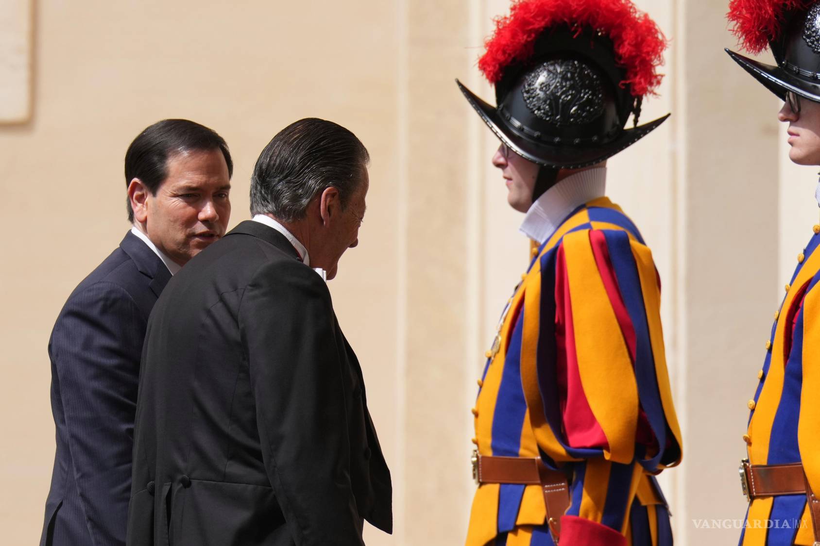 $!El secretario de Estado, Marco Rubio, entra al patio de San Dámaso para reunirse con el papa León XIV y el secretario de Estado del Vaticano, Pietro Parolin