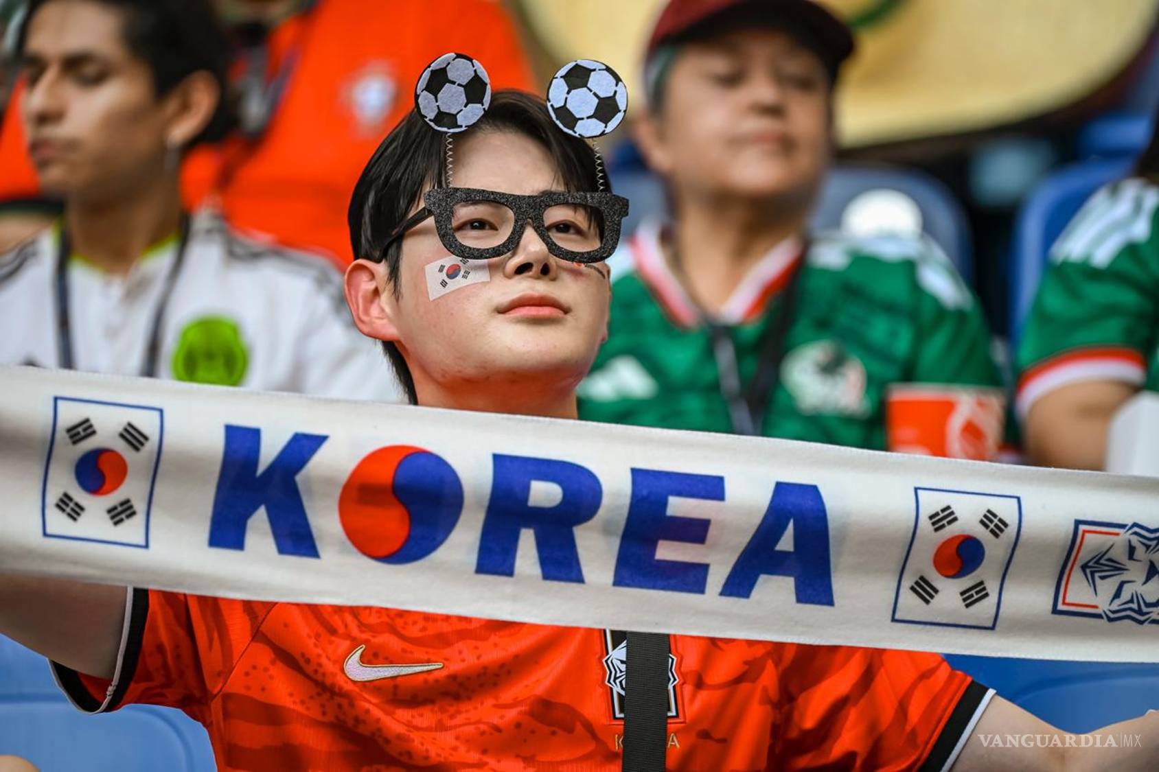 $!Aficionados surcoreanos en Monterrey muestran su apoyo a la selección de Corea del Sur durante el Mundial 2026, en un ambiente de convivencia con seguidores locales.