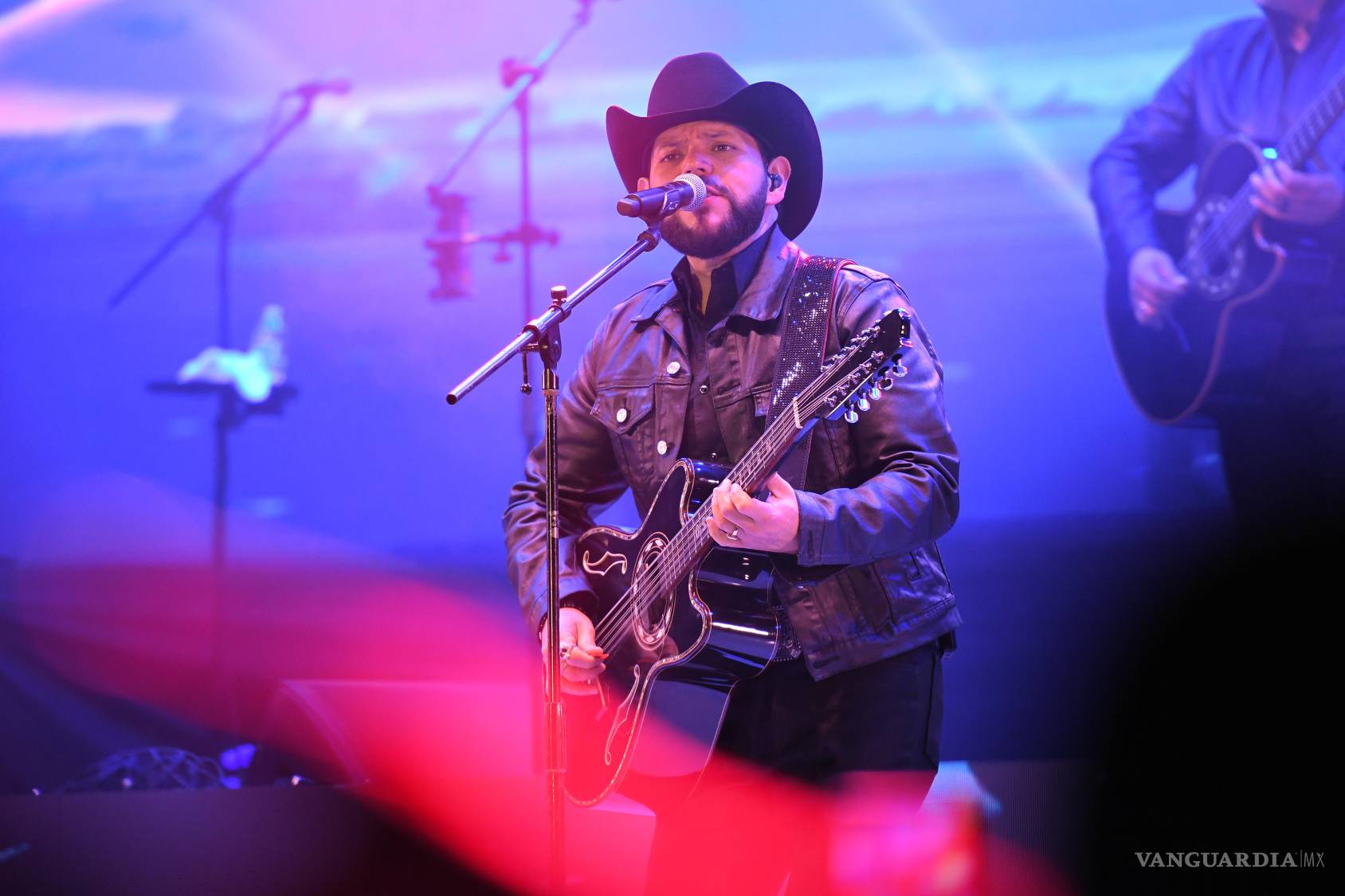 $!El grupo Duelo salió al escenario después de la medianoche.