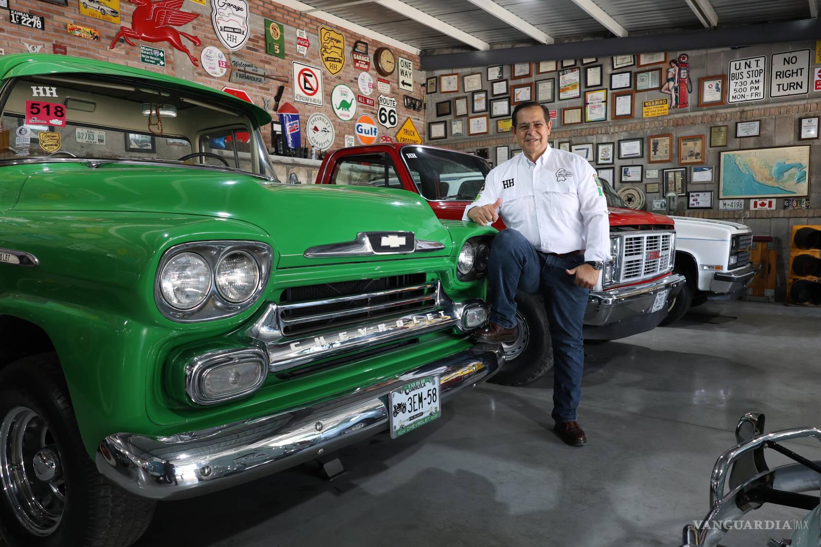 $!La pasión de Dávila por los autos clásicos ha trascendido lo personal: en Saltillo, su iniciativa ha convocado a cientos de familias a sumarse a exhibiciones y rutas. Gracias a esta comunidad, la ciudad ha conseguido dos Récord Guinness relacionados con automóviles antiguos.