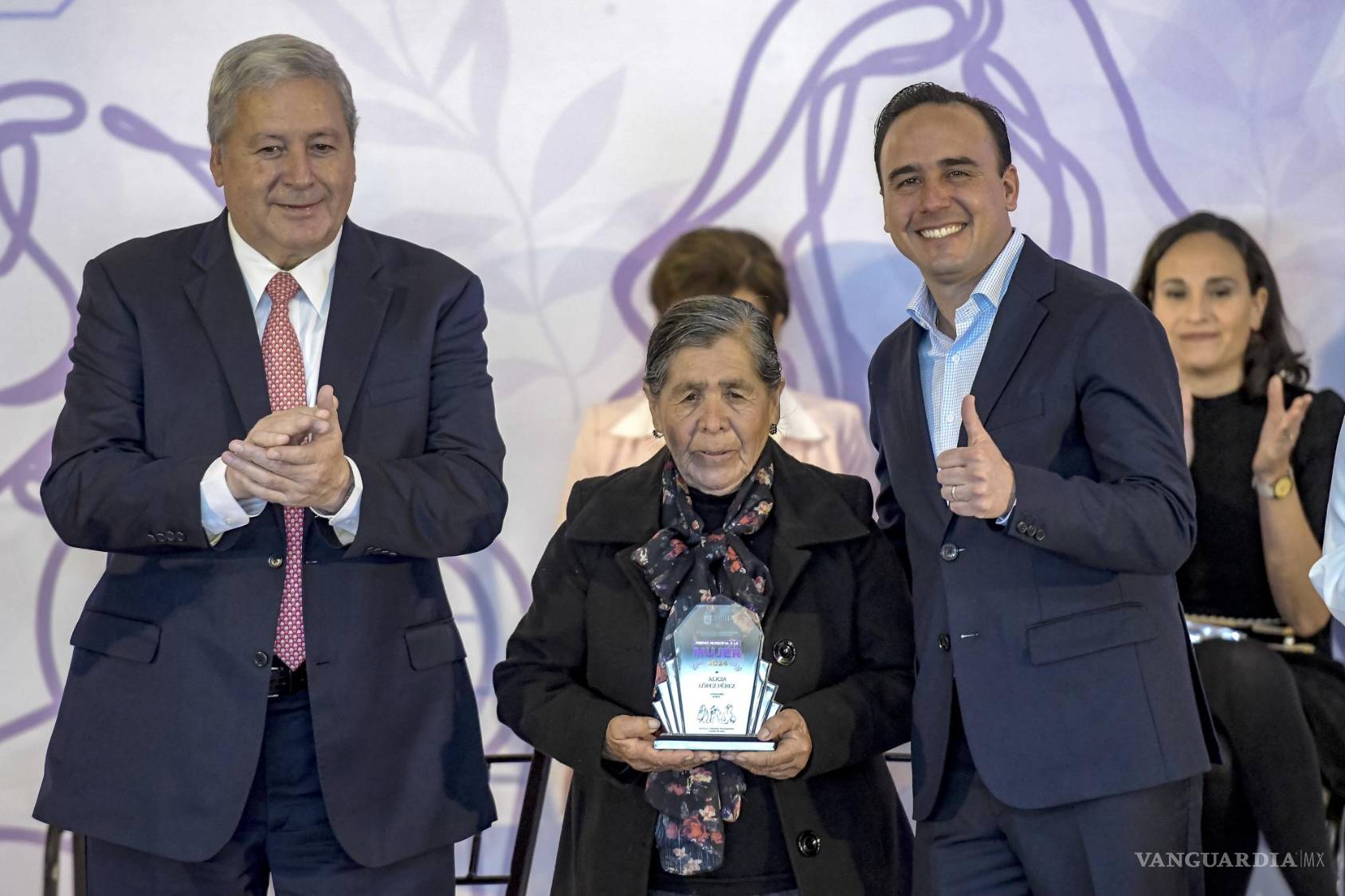 $!Escena de la entrega del Premio Municipal a la Mujer 2024 en el Museo del Desierto.