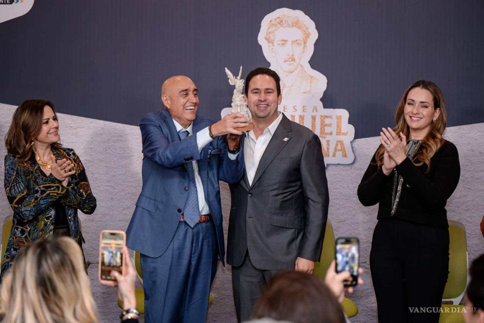$!El homenajeado agradeció al Ayuntamiento de Saltillo por el reconocimiento y expresó su compromiso con seguir impulsando proyectos audiovisuales.