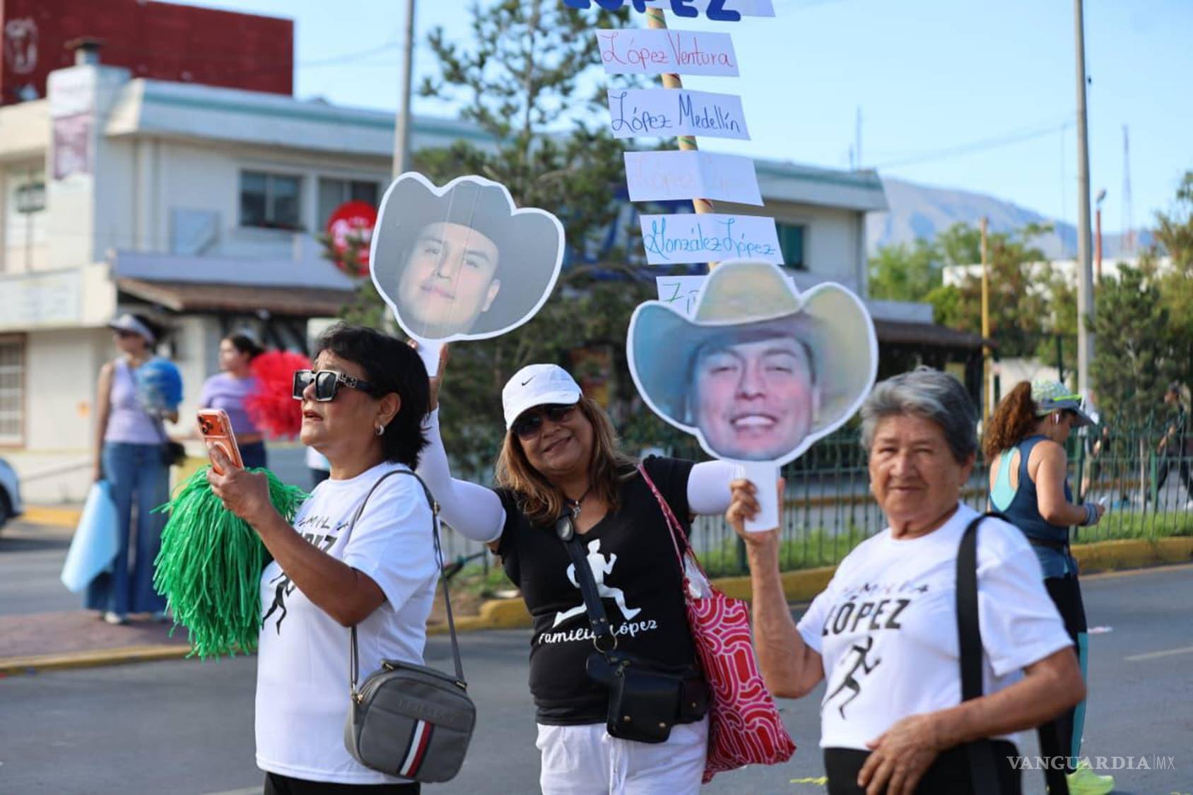 $!Familias completas alentaron a los participantes con pancartas, sirenas y mensajes de apoyo.