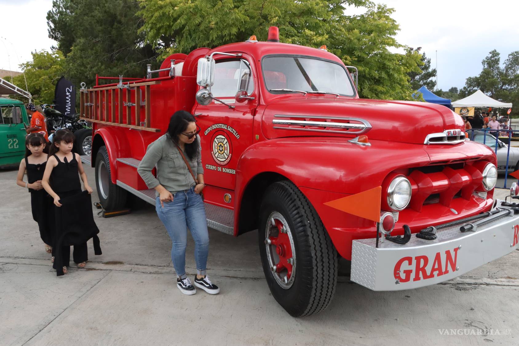 $!Bajo la lluvia y entre lodo, familias enteras llegaron al Parque Las Maravillas para disfrutar de la Expo Clásicos, una celebración donde los autos antiguos son protagonistas y la nostalgia, invitada de honor.