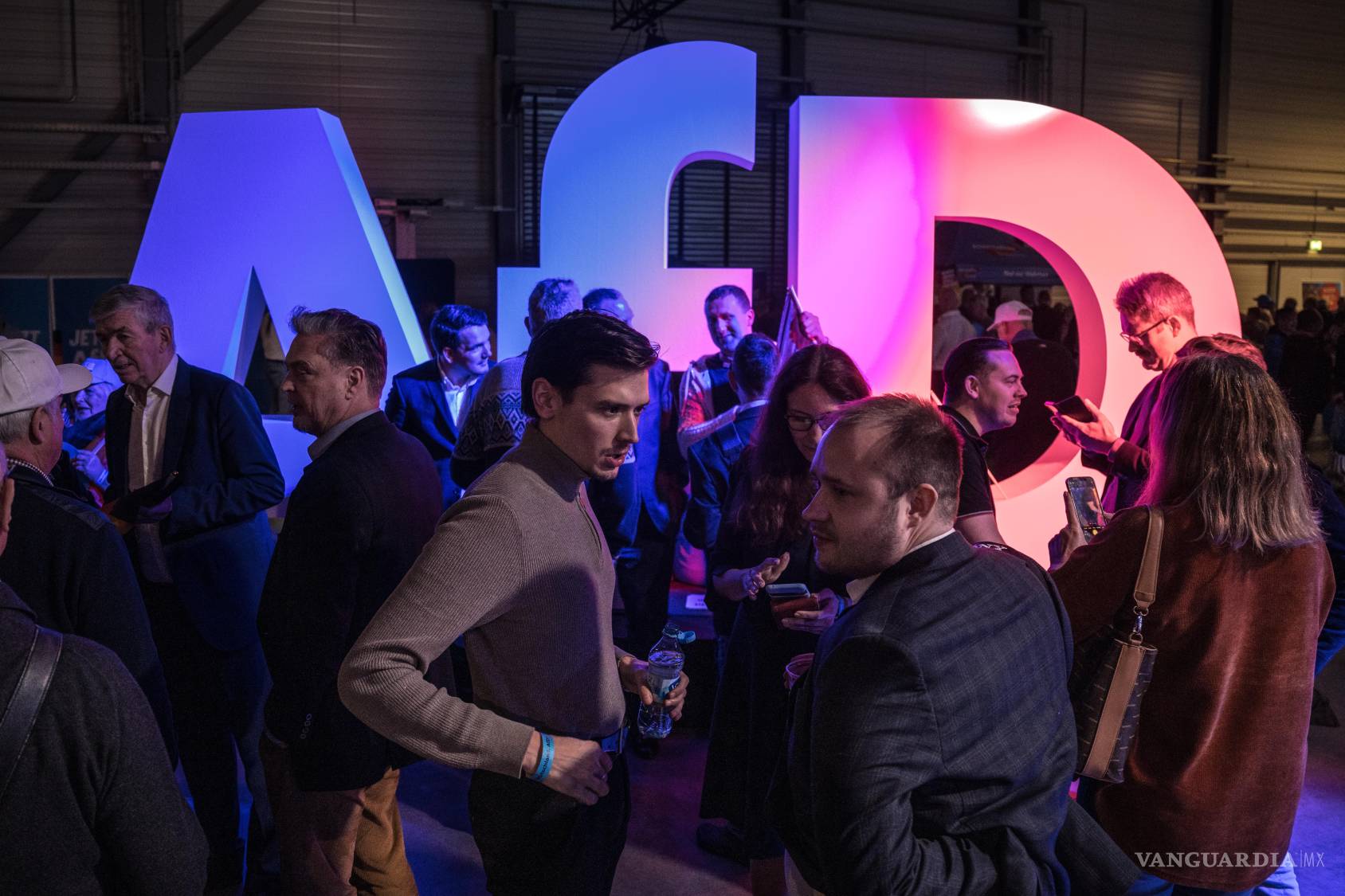 $!Simpatizantes de AFD asisten al lanzamiento de la campaña electoral del partido Alternativa para Alemania en Halle, Alemania, el 26 de enero de 2025.