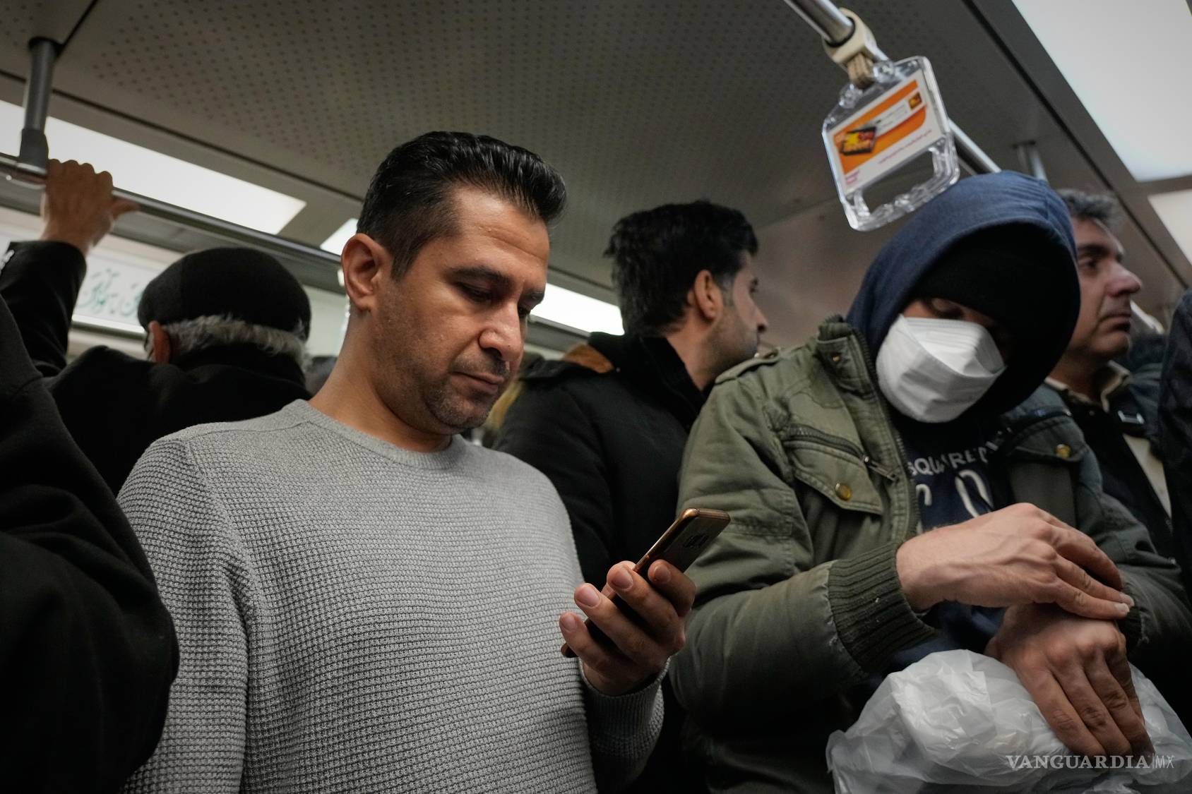 $!Un hombre usa su teléfono inteligente mientras viaja en el metro de Teherán, Irán.