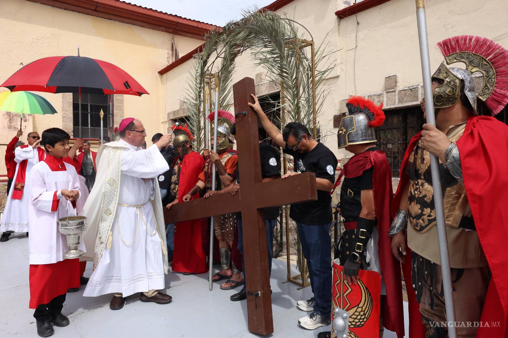 $!El obispo de Saltillo brindó su bendición a los actores antes de iniciar la representación, marcando el inicio de este emotivo evento religioso.