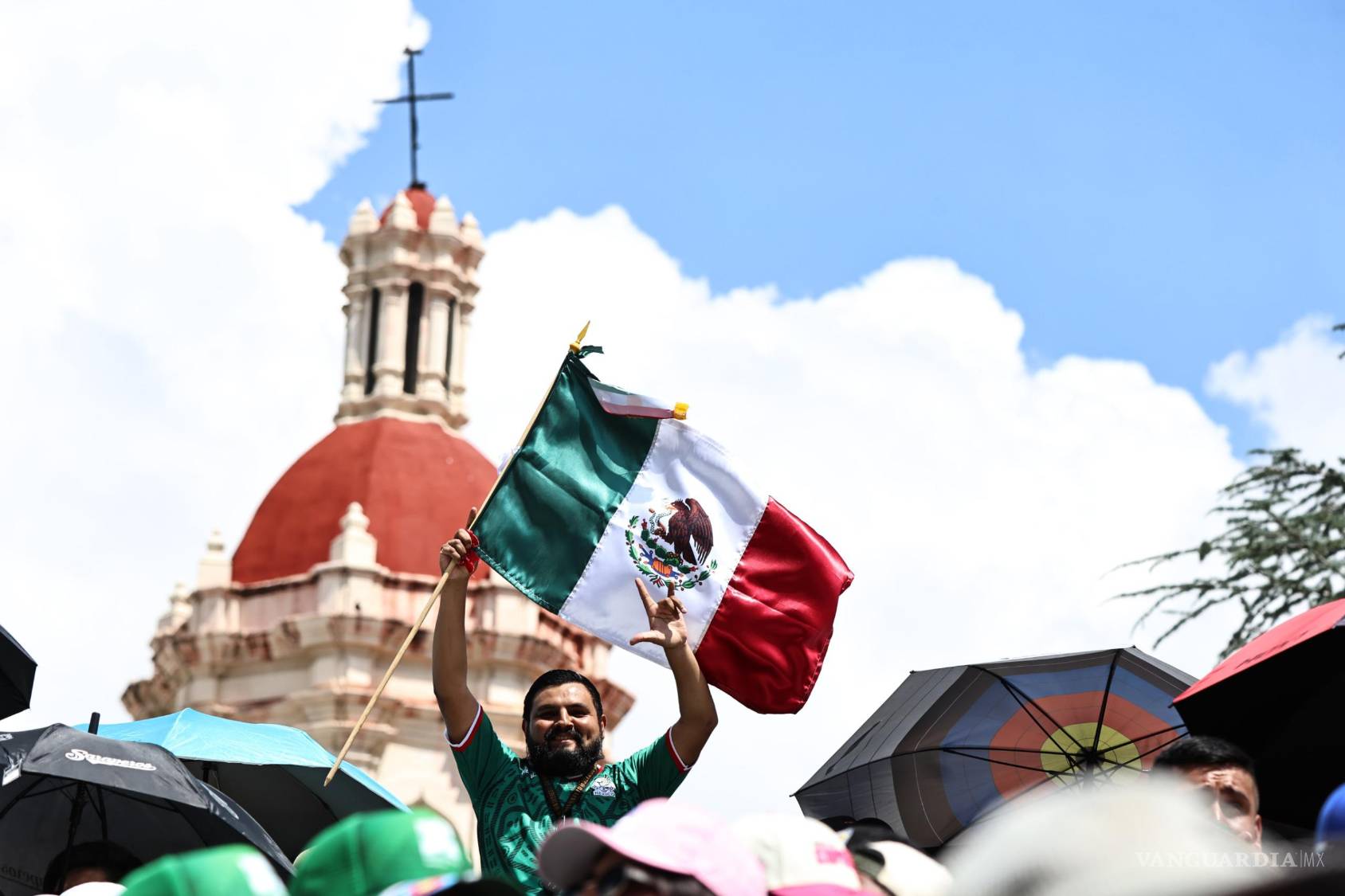 $!La afición acompañó con aplausos y porras cada disparo de los arqueros durante el primer día de actividades en el Centro Histórico de Saltillo.