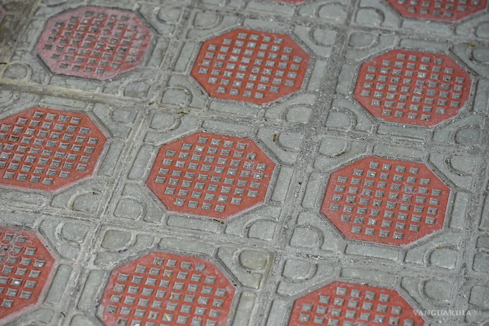 $!El mosaico chino en buen estado es conservado durante los trabajos de rehabilitación de banquetas.