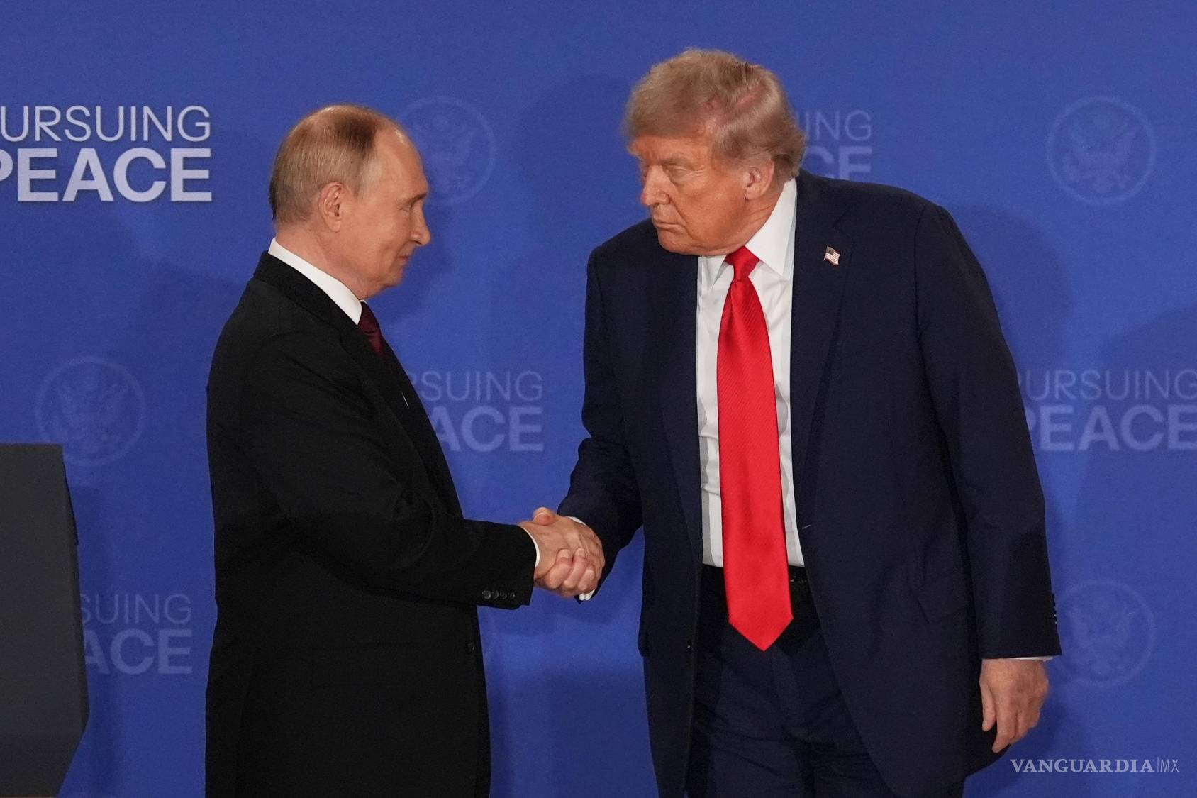 $!Los presidentes de EU y Rusia Donald Trump y Vladímir Putin se estrecha la mano en una conferencia de prens en la Base Conjunta Elmendorf-Richardson, Alaska.
