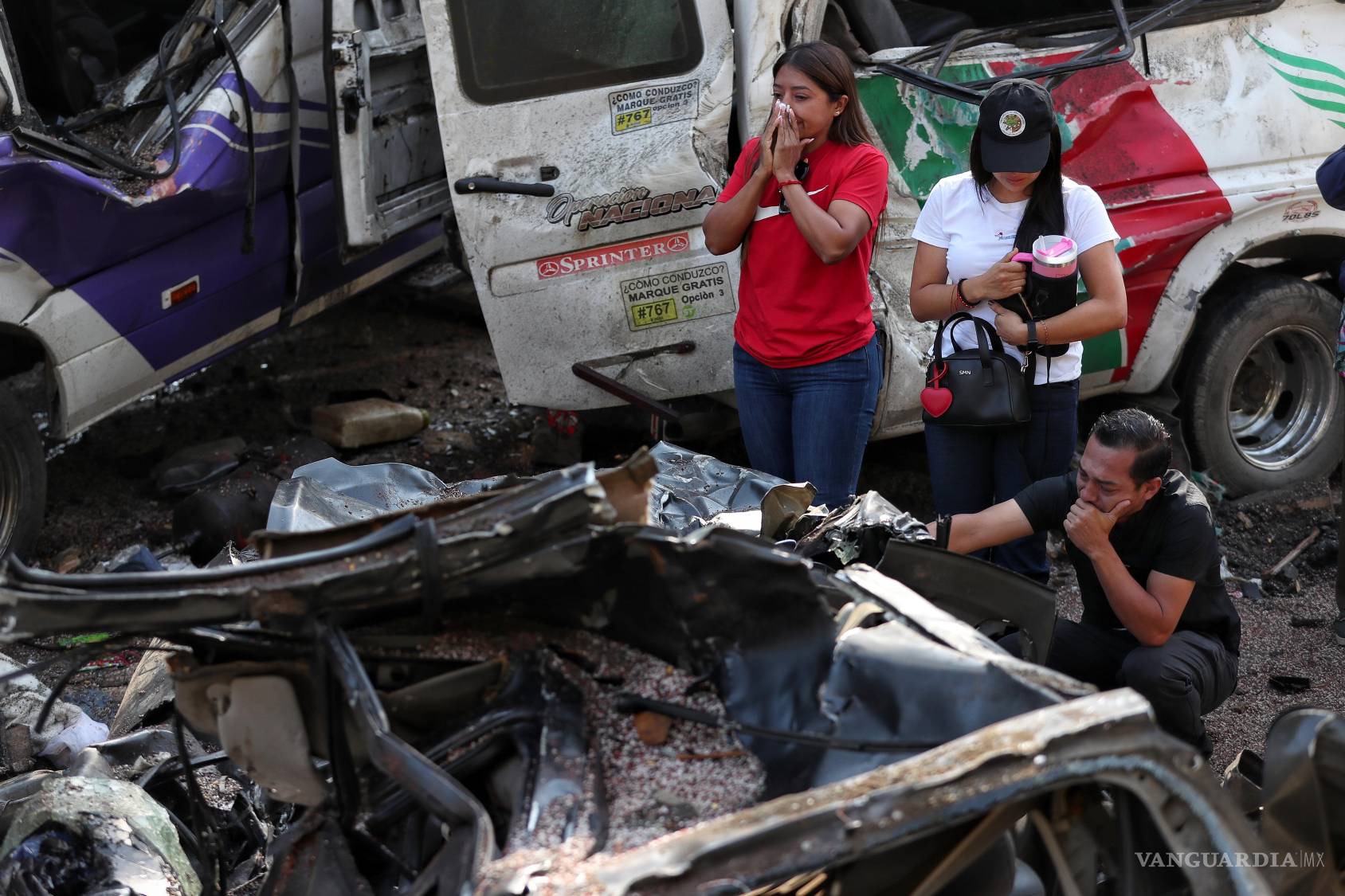 $!Familiares de víctimas presentan sus respetos en el lugar de un ataque en la autopista Panamericana en Cajibio, Colombia-
