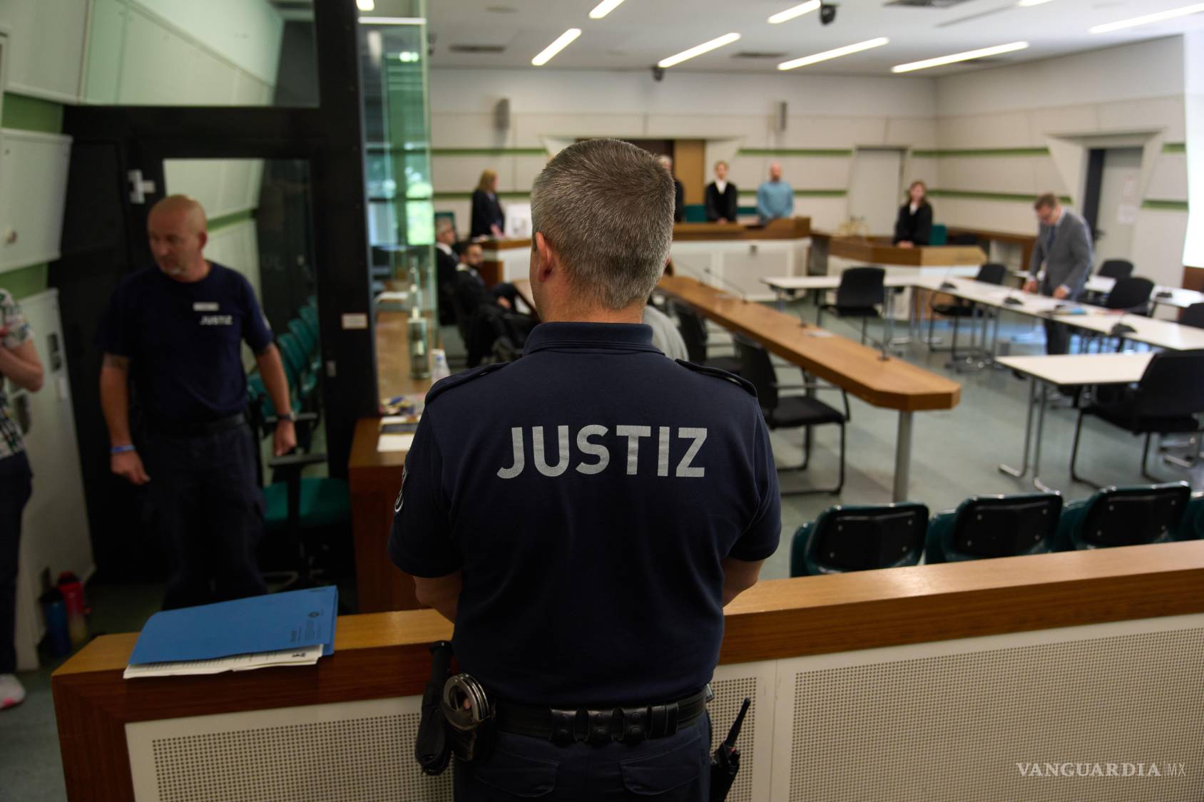$!Miembros del personal de seguridad montan guardia en el tribunal donde se celebra el juicio contra una red de depredadores sexuales en línea en Berlín.