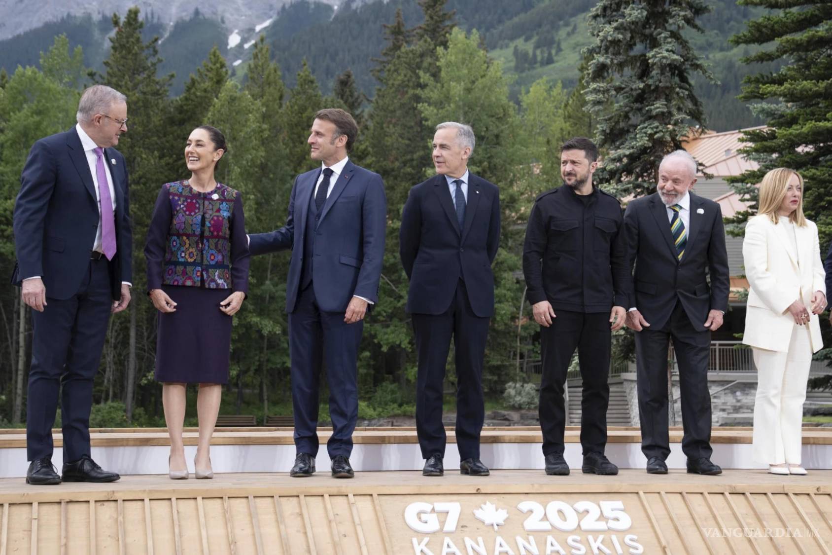 $!La presidenta de México, Claudia Sheinbaum, junto a los líderes que asistieron a la cumbre del G7 en Kananaskis, Alberta, el 17 de junio de 2025.