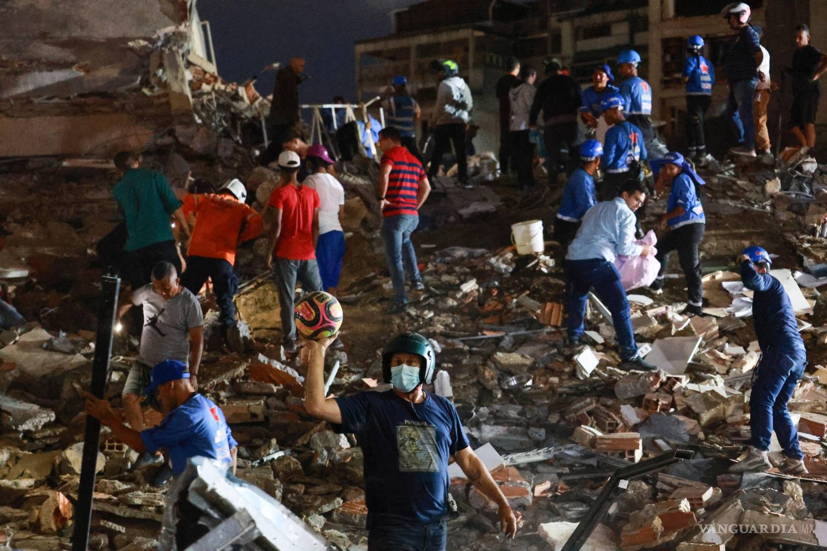 $!Los equipos de rescate buscan entre los escombros tras el terremoto en Caracas, Venezuela, el miércoles 24 de junio de 2026.