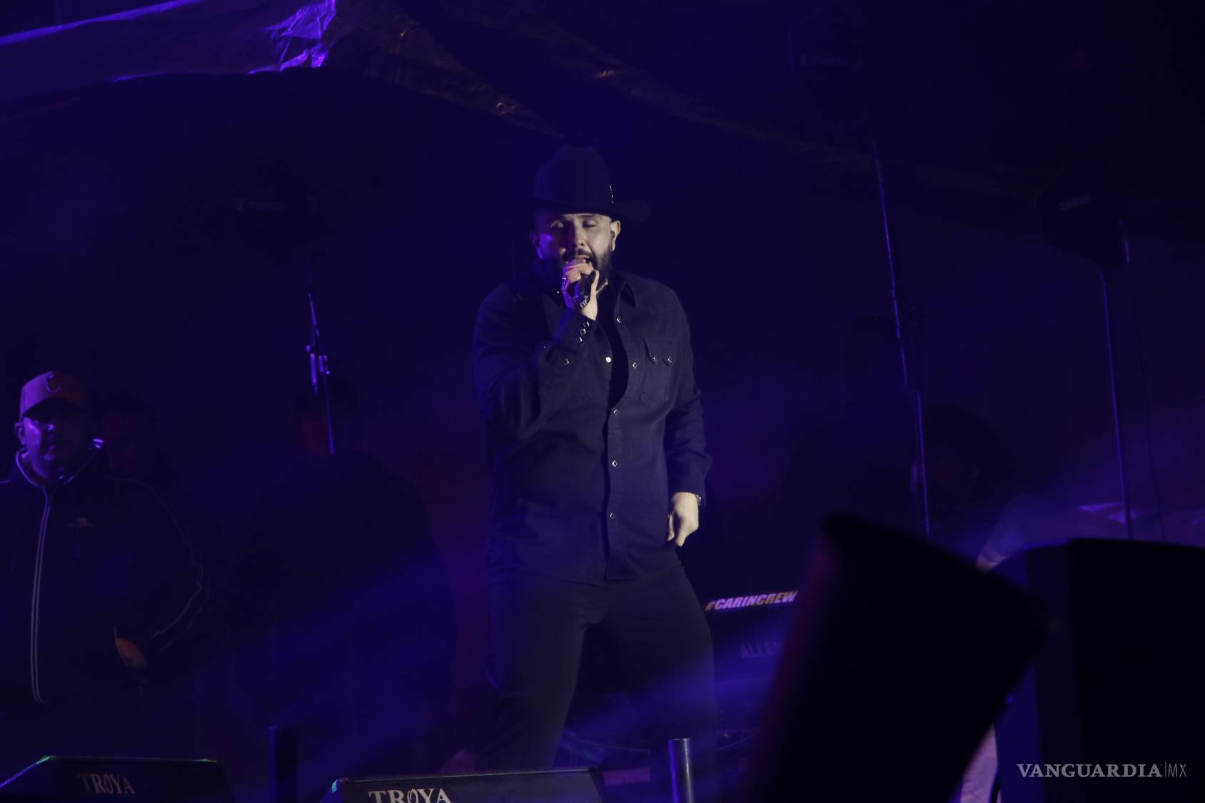 $!Carin León vence al frío y hace cantar al público saltillense en concierto