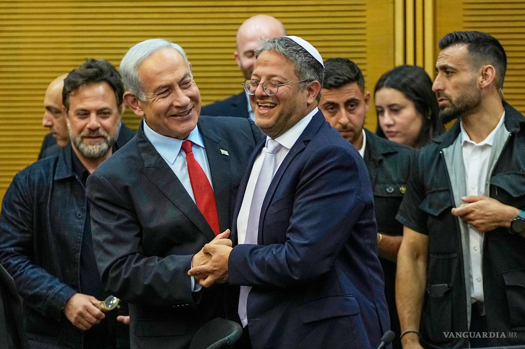 $!El primer ministro israelí, Benjamin Netanyahu, y el ministro de Seguridad Nacional de Israel, Itamar Ben-Gvir, sonríen en la Knesset, el parlamento israelí.