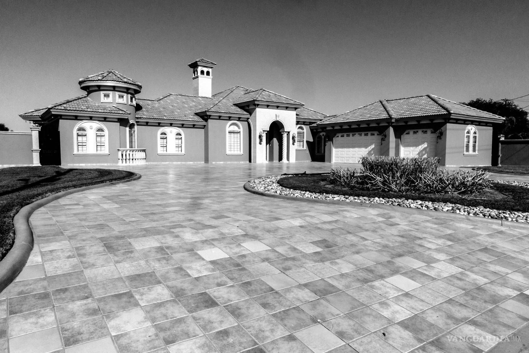 $!Los fiscales federales en San Antonio intentaron confiscar esta casa de 2,383 pies cuadrados en un lote de casi un acre con piscina en 2012, alegando que fue comprado con dinero robado del estado de Coahuila. Eventualmente retiraron su demanda como parte de un acuerdo de culpabilidad con el ex tesorero del estado, quien entregó millones de dólares en otros activos. Un miembro de la familia vendió la casa en 2017.