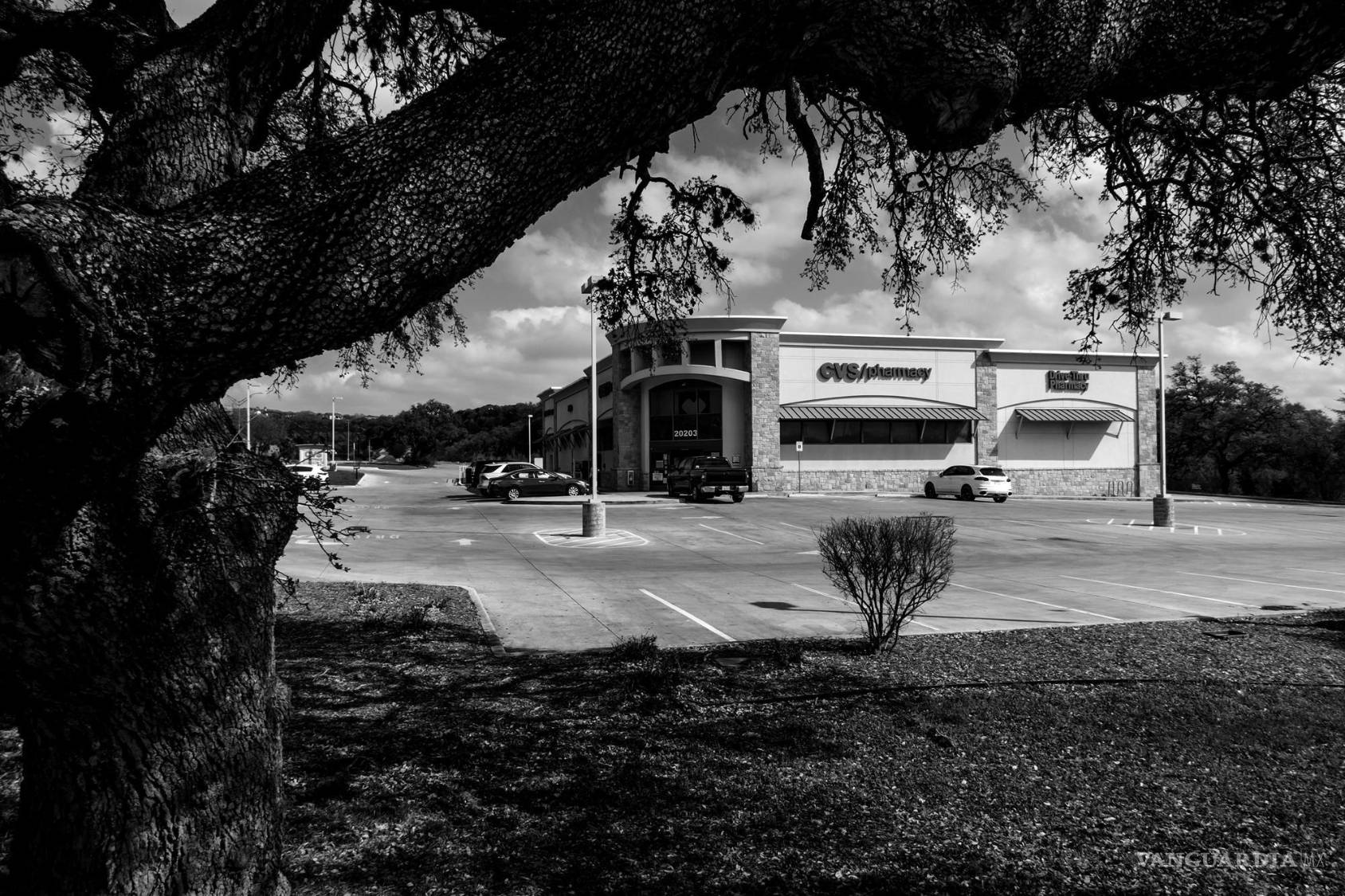 $!Esta farmacia en el lado norte de San Antonio recaudó $ 8.8 millones de dólares cuando el gobierno de Estados Unidos la vendió en una subasta en 2016. Fue una de las propiedades que el ex tesorero de Coahuila, Villarreal Hernández, entregó después de declararse culpable de cargos de lavado de dinero.