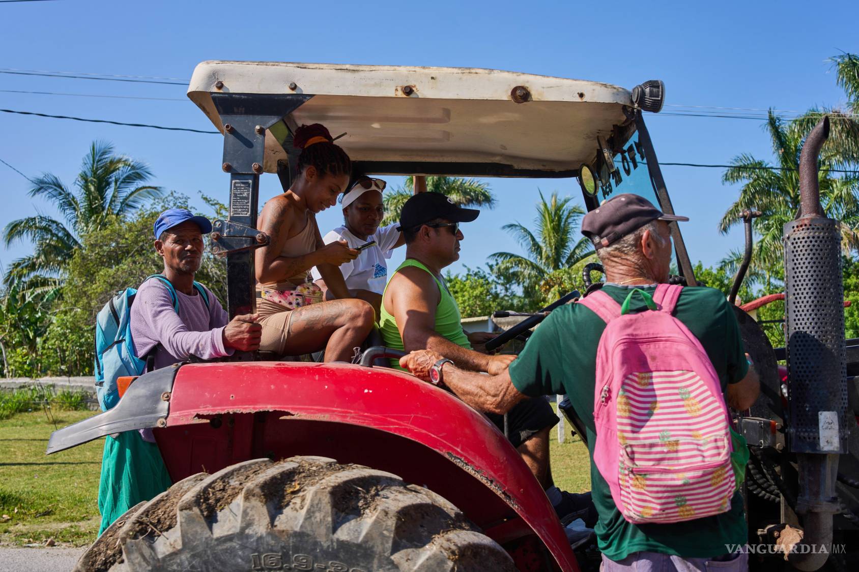 $!Trabajadores agrícolas viajan en un tractor en Minas Gerais, provincia de La Habana, Cuba.