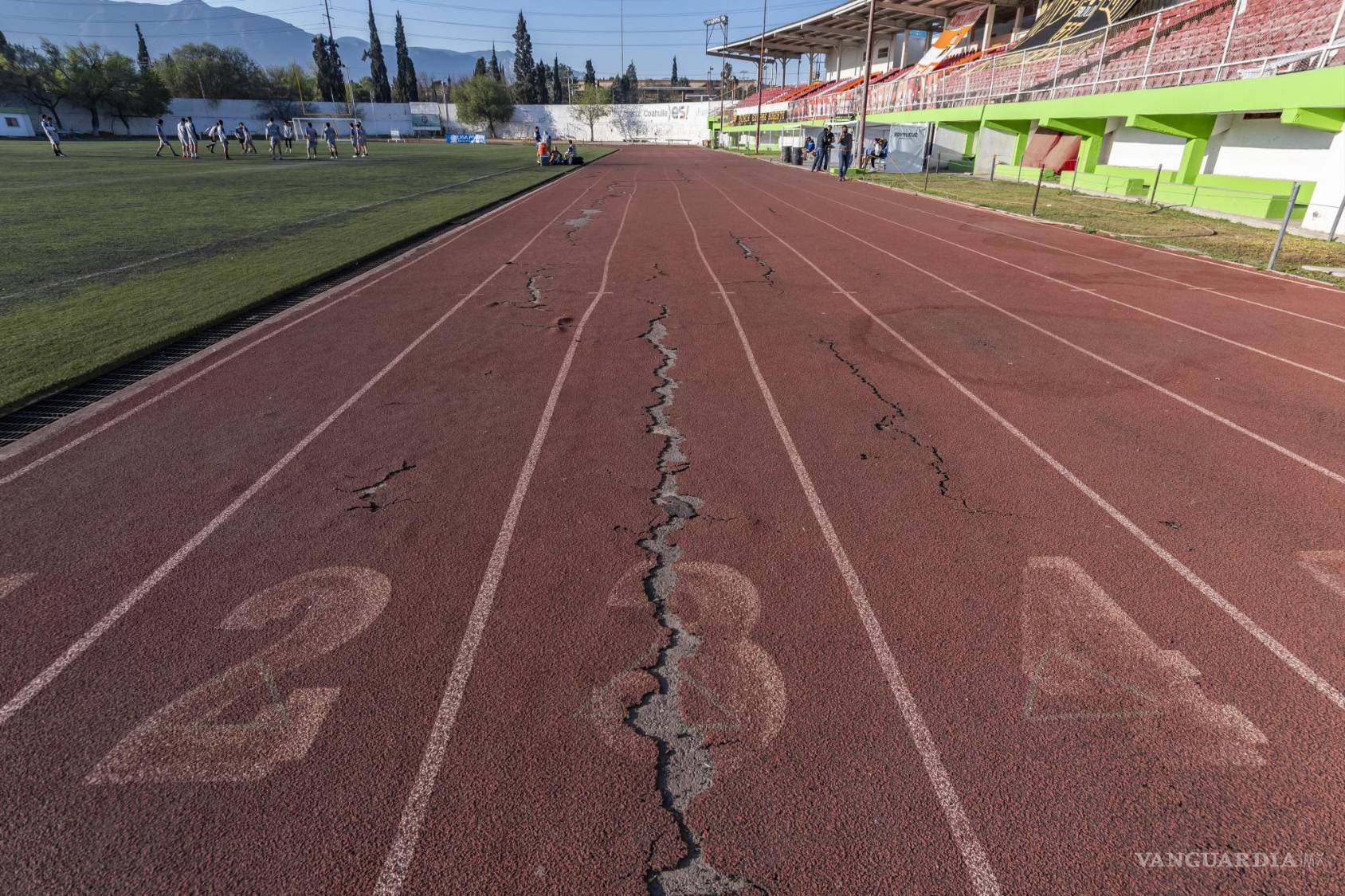 $!Los daños del tartán se dejan ver a lo largo de todo el circuito.